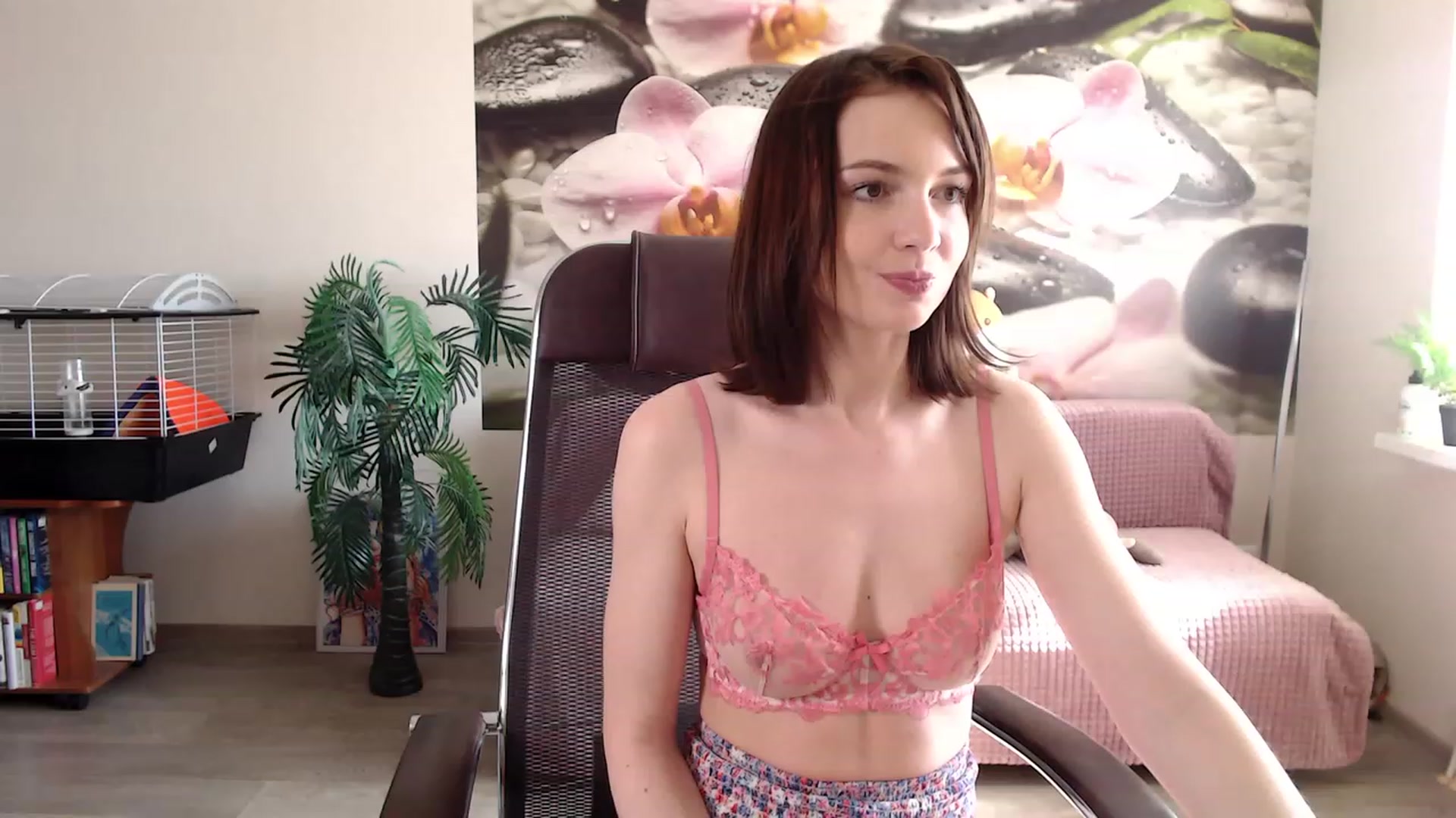Gallery image thumbnail from HoneyIAmHome's myfreecams stream on, 04/05/2023, 08:25 image 3 of 20