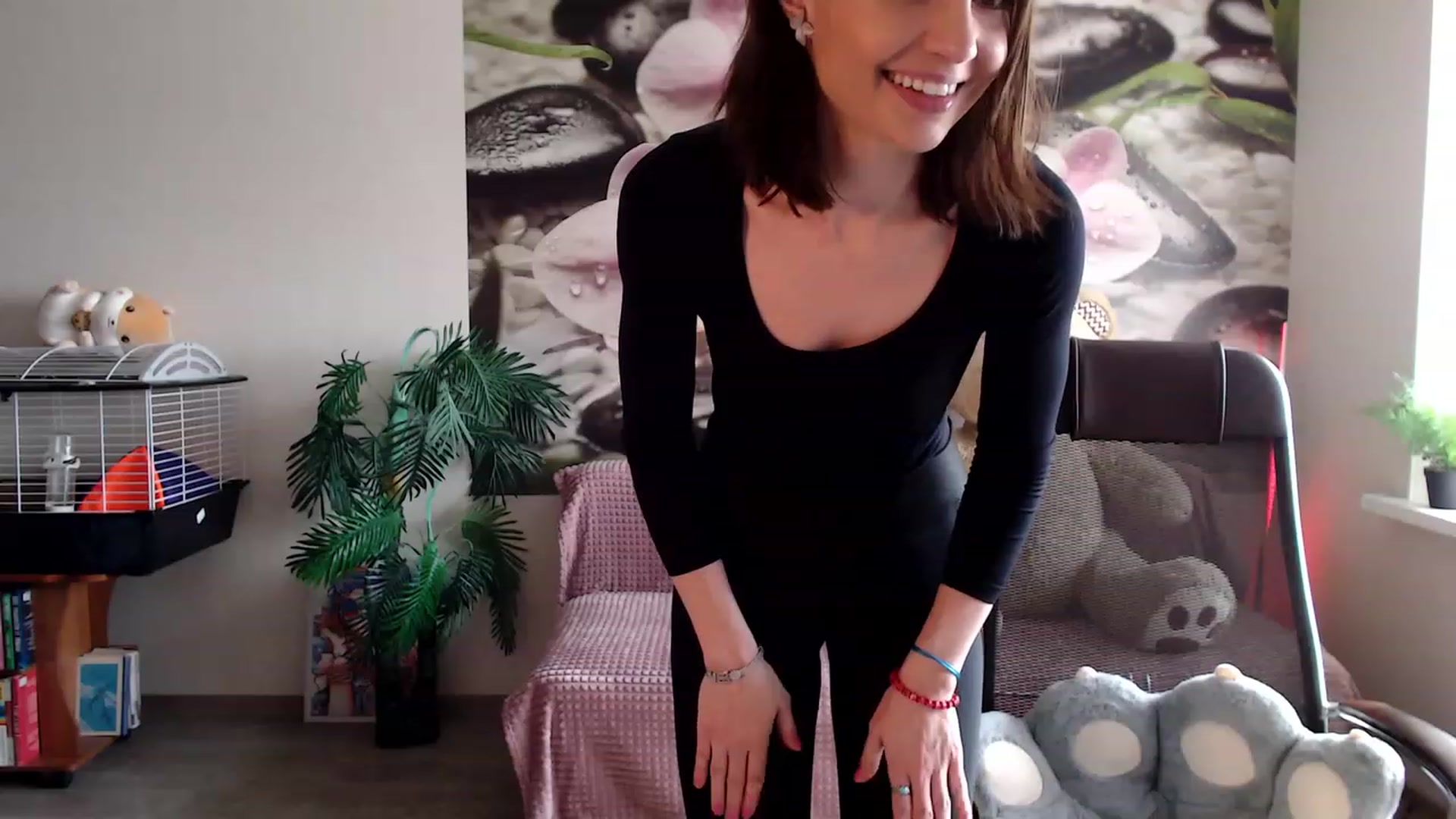 Gallery image thumbnail from HoneyIAmHome's myfreecams stream on, 04/10/2023, 08:08 image 7 of 20