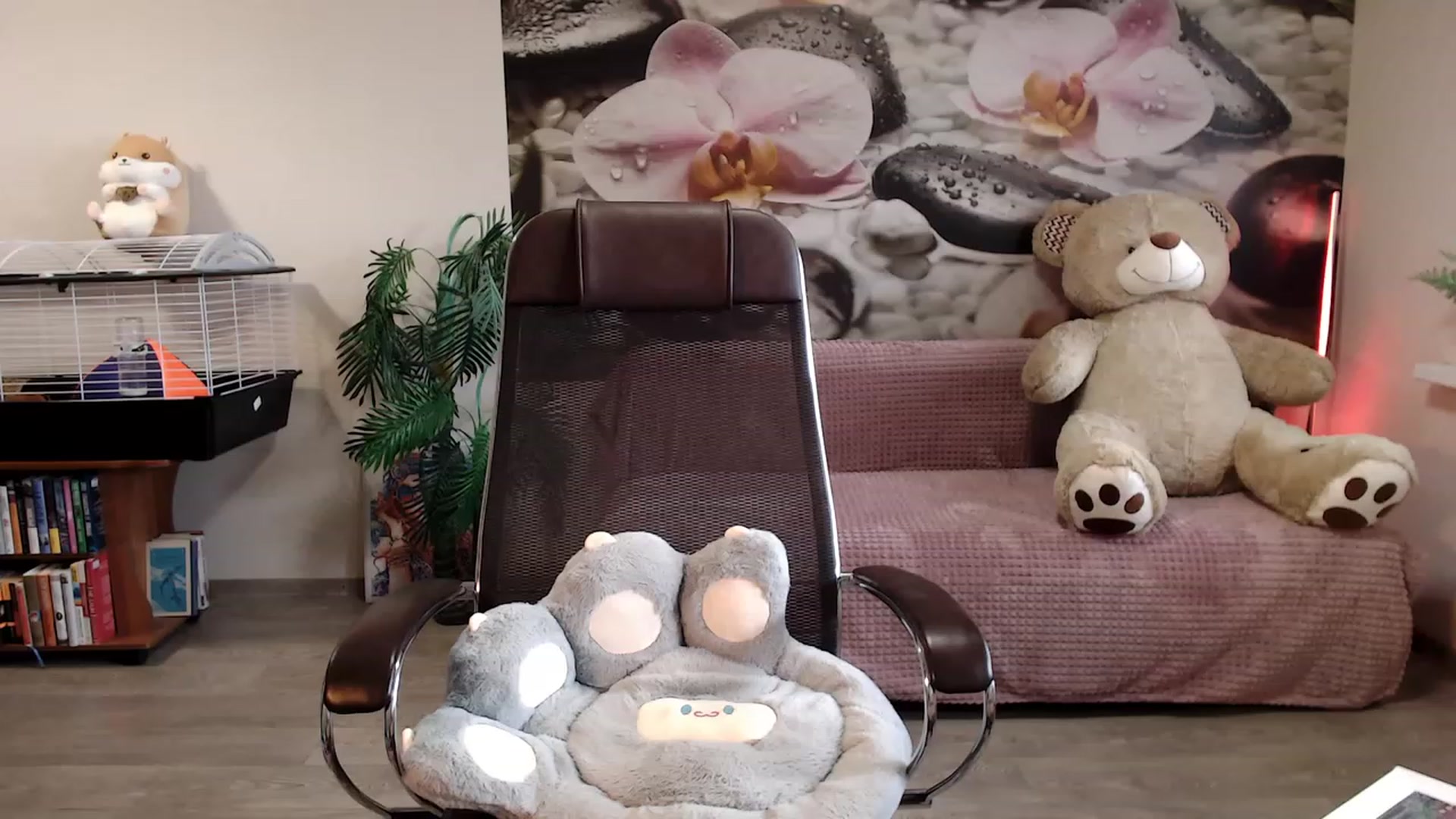 Gallery image thumbnail from HoneyIAmHome's myfreecams stream on, 04/12/2023, 05:30 image 14 of 20