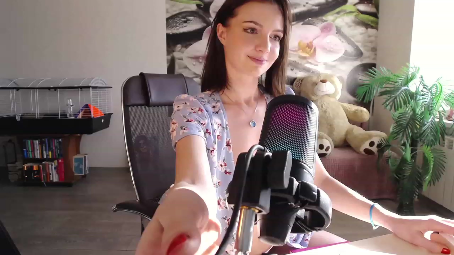Gallery image thumbnail from HoneyIAmHome's myfreecams stream on, 04/17/2023, 09:46 image 1 of 20