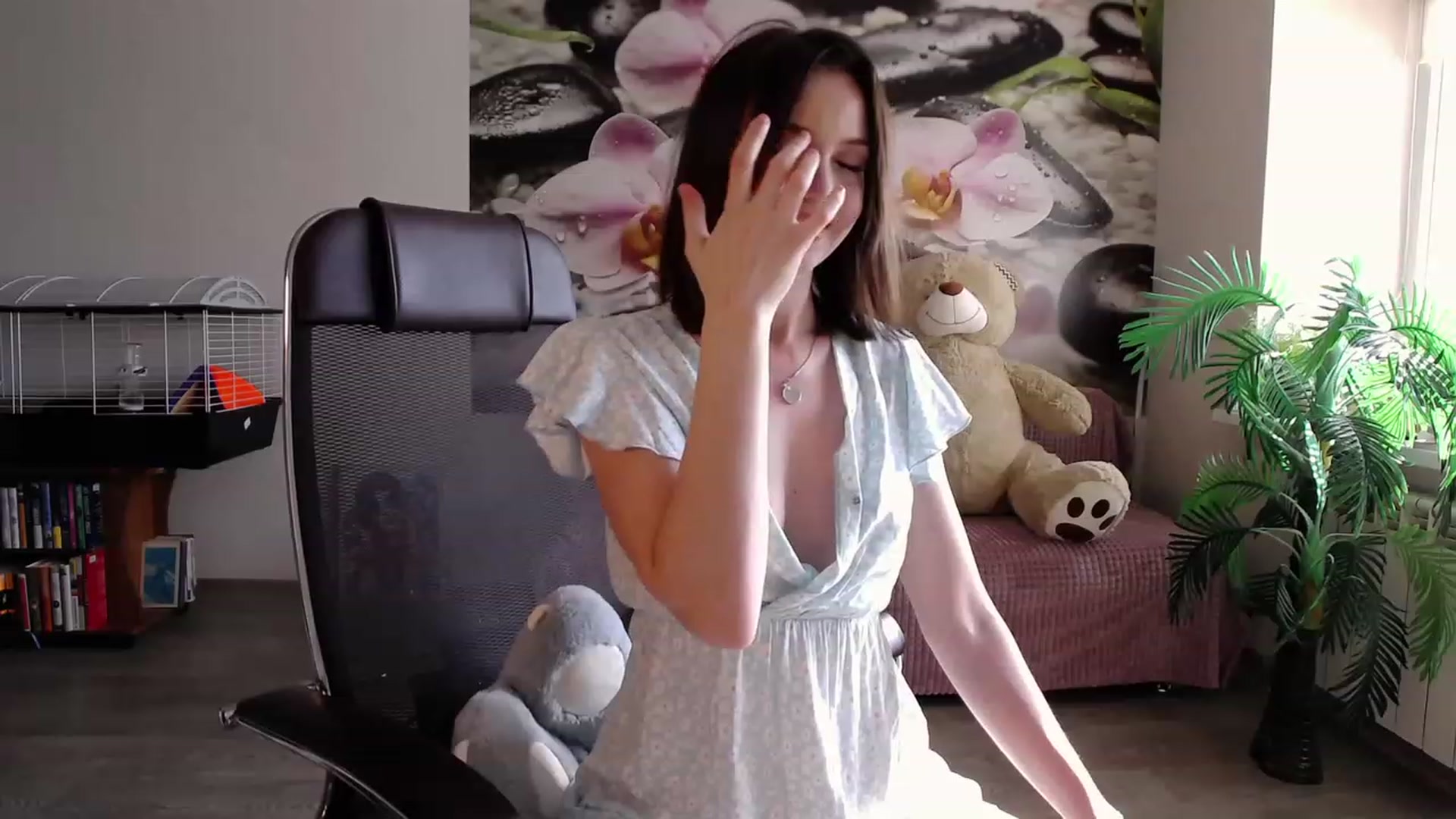 Gallery image thumbnail from HoneyIAmHome's myfreecams stream on, 04/19/2023, 07:30 image 18 of 20