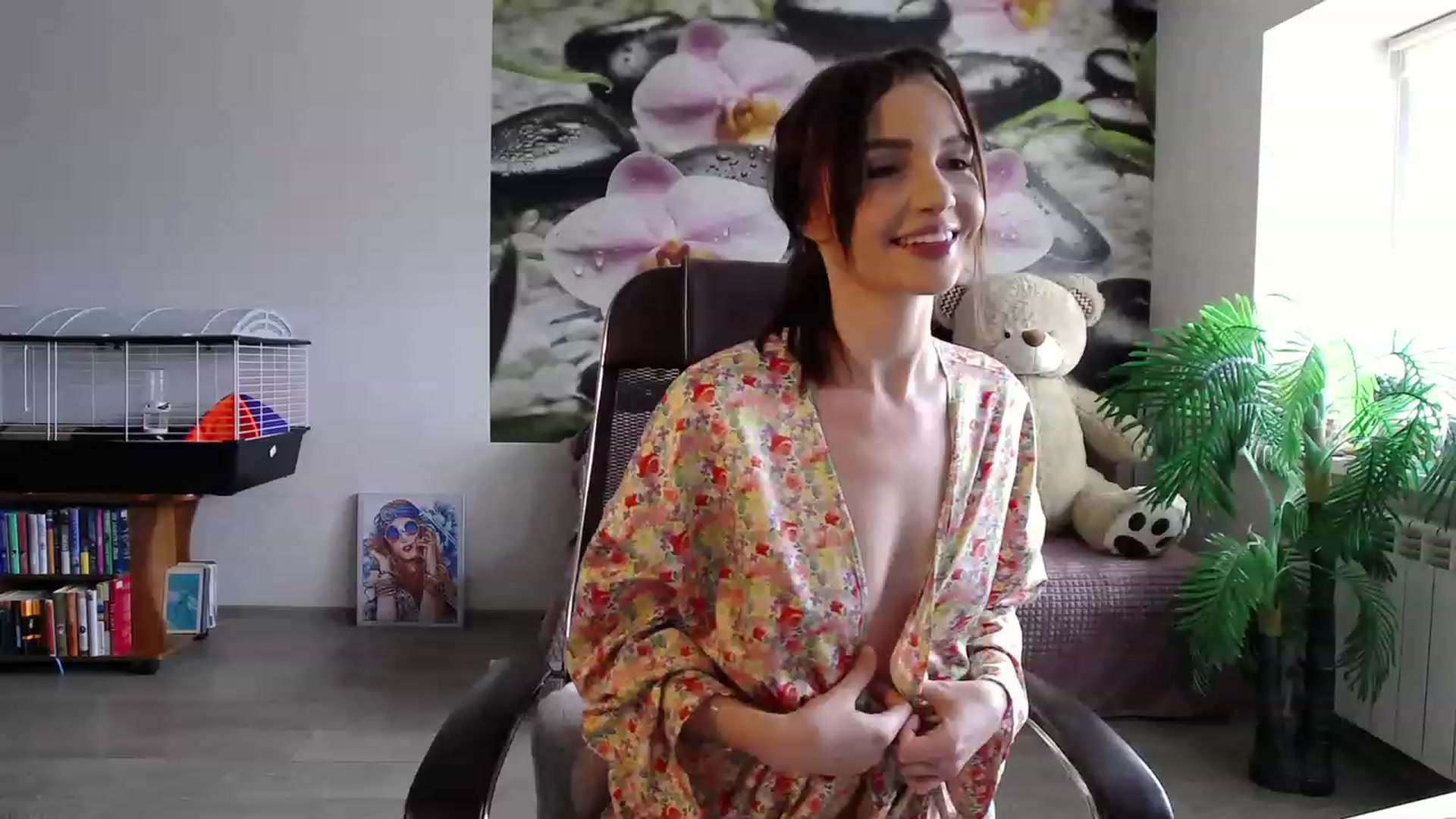 Gallery image thumbnail from HoneyIAmHome's myfreecams stream on, 04/23/2023, 06:18 image 10 of 20