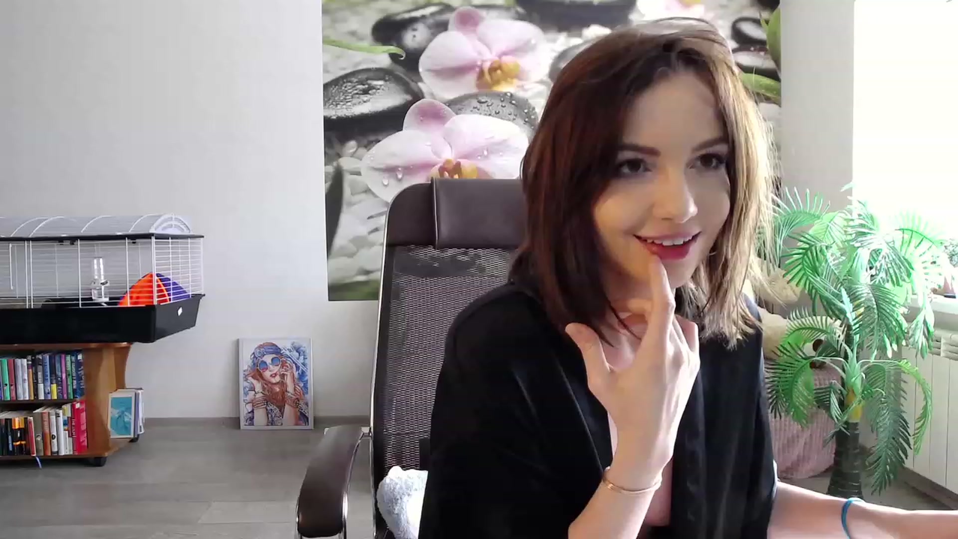 Gallery image thumbnail from HoneyIAmHome's myfreecams stream on, 04/24/2023, 08:45 image 12 of 20