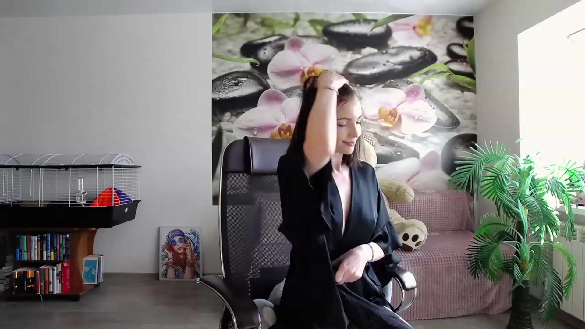 Gallery image thumbnail from HoneyIAmHome's myfreecams stream on, 04/24/2023, 08:45 image 14 of 20