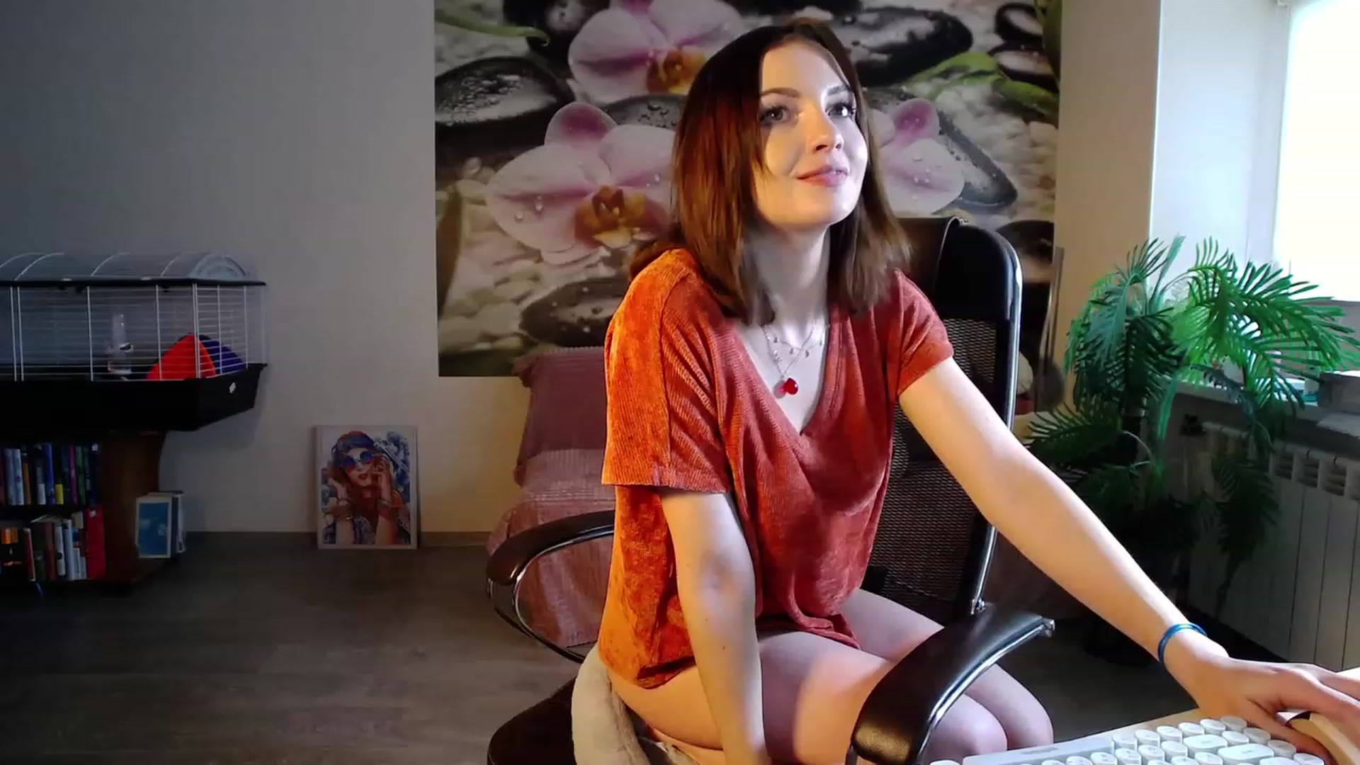Gallery image thumbnail from HoneyIAmHome's myfreecams stream on, 04/26/2023, 09:25 image 8 of 20