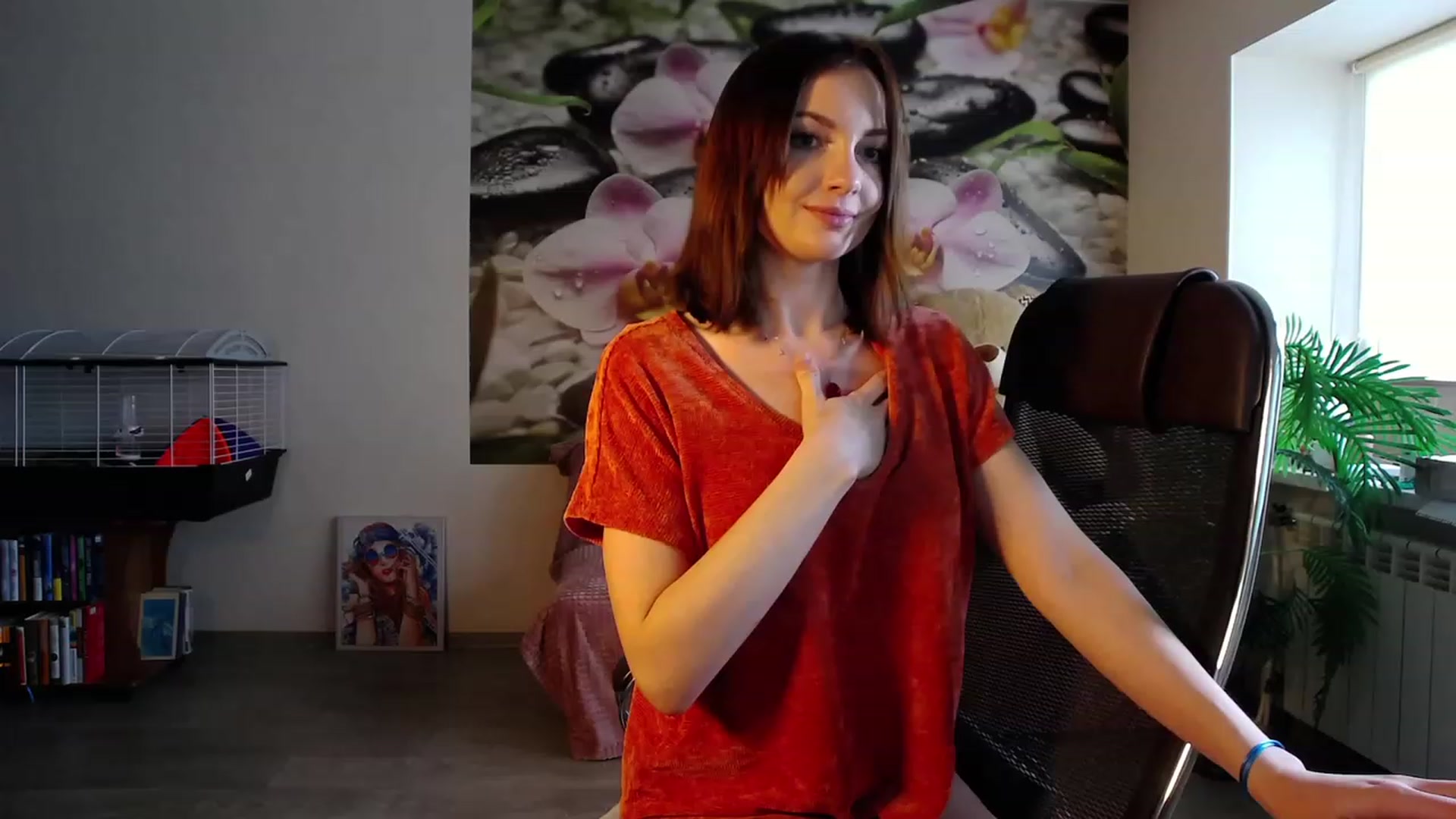 Gallery image thumbnail from HoneyIAmHome's myfreecams stream on, 04/26/2023, 09:25 image 3 of 20