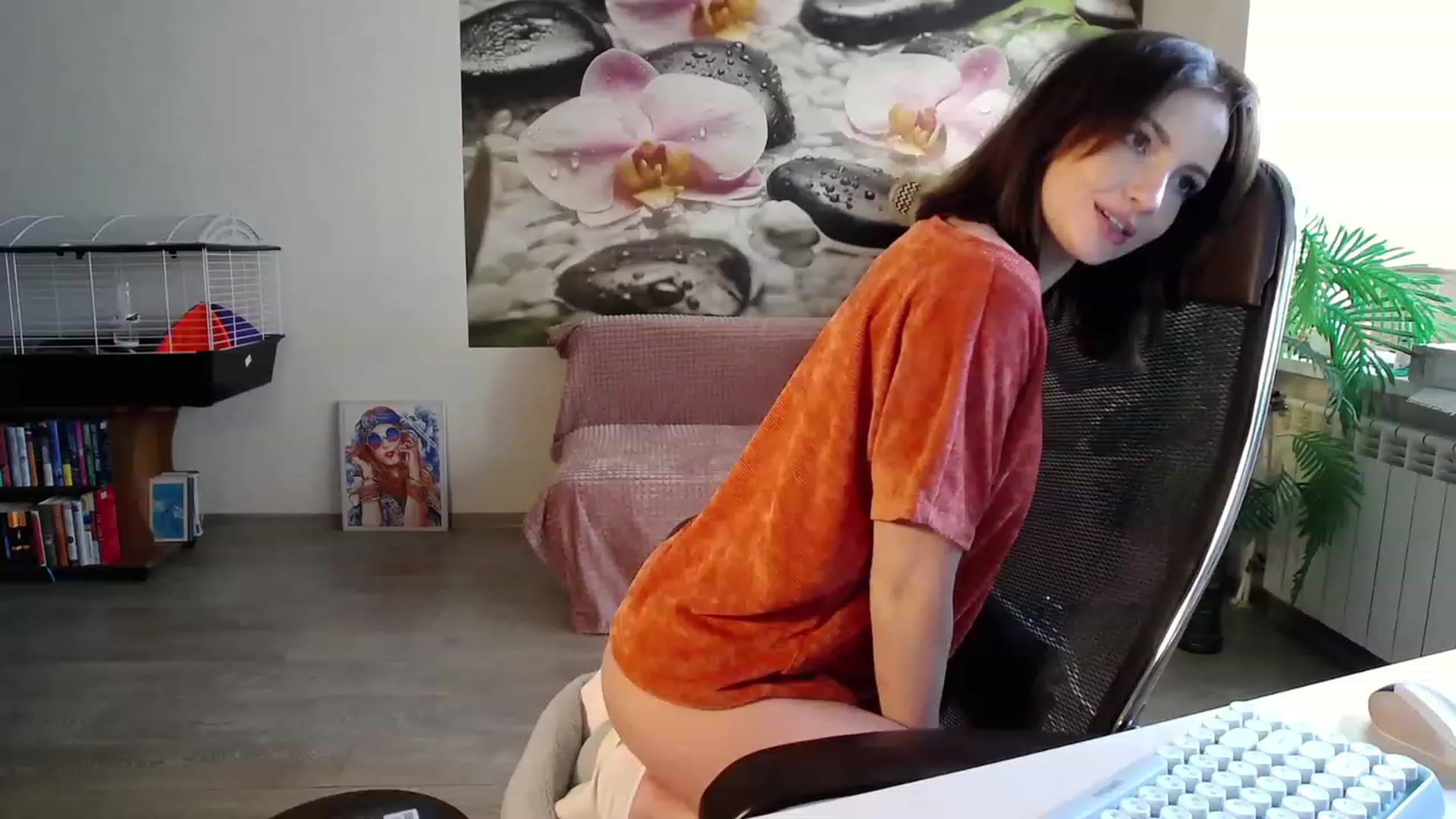 Gallery image thumbnail from HoneyIAmHome's myfreecams stream on, 04/26/2023, 09:25 image 15 of 20