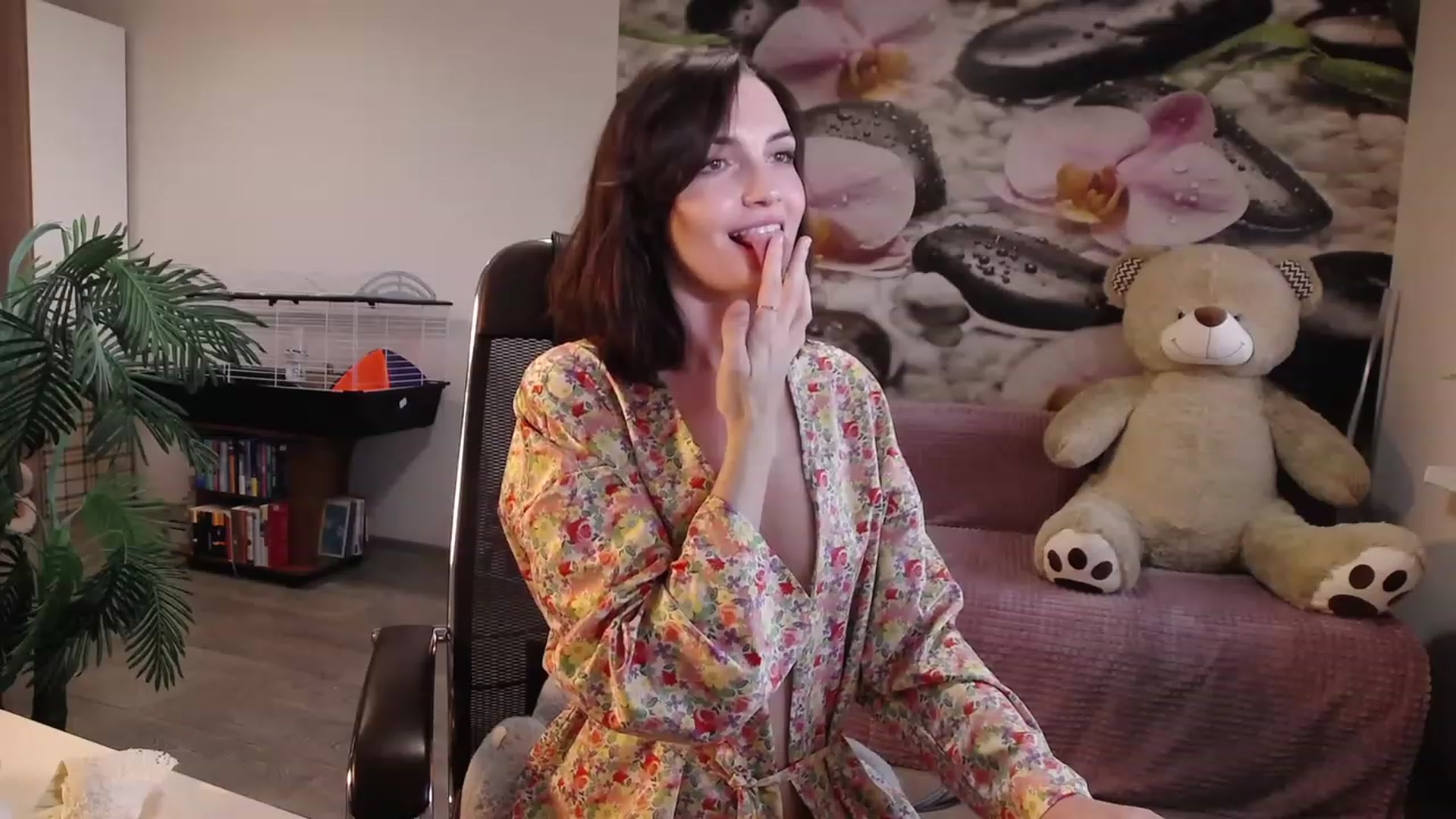 Gallery image thumbnail from HoneyIAmHome's myfreecams stream on, 04/30/2023, 08:05 image 7 of 20