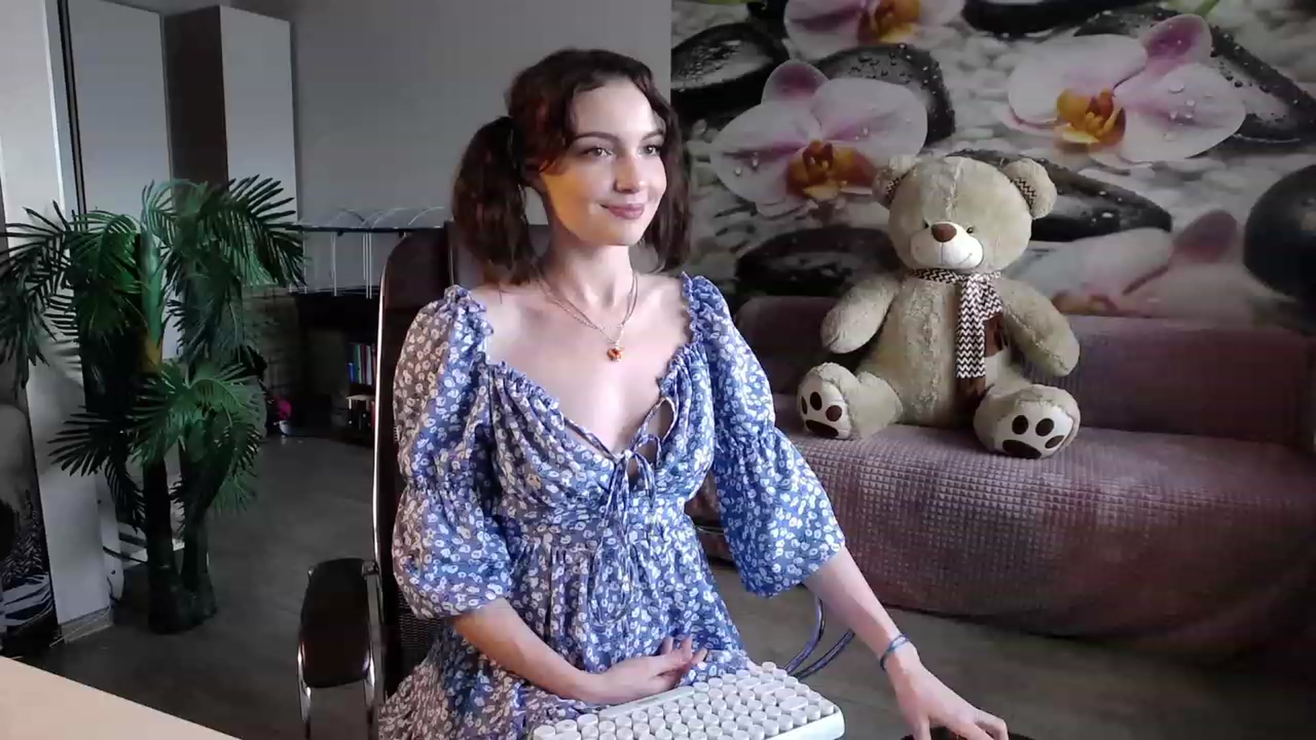 Gallery image thumbnail from HoneyIAmHome's myfreecams stream on, 05/08/2023, 05:31 image 15 of 20
