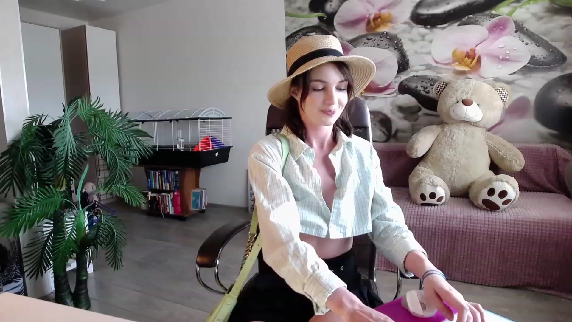 Gallery image thumbnail from HoneyIAmHome's myfreecams stream on, 05/17/2023, 07:04 image 18 of 20