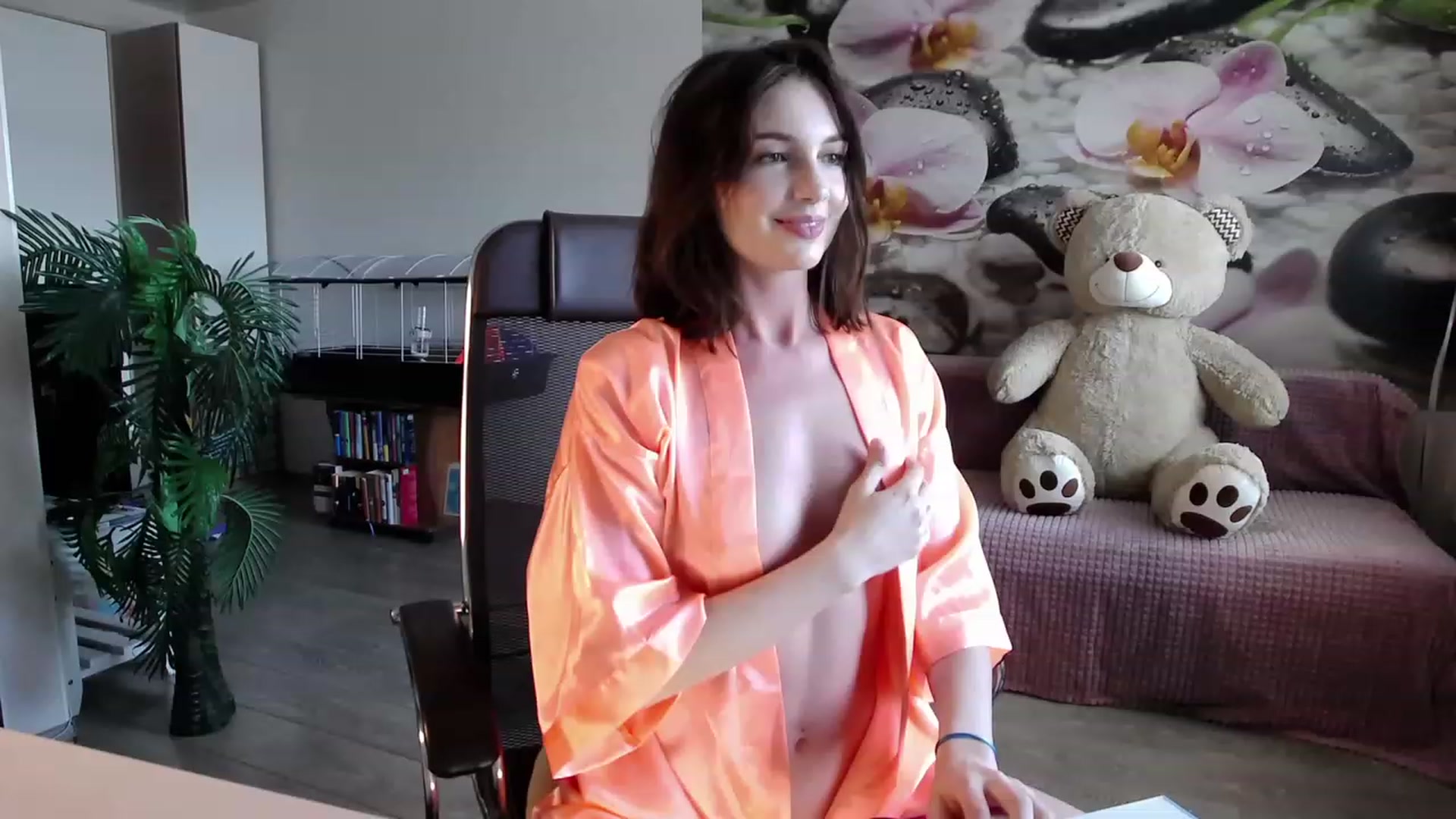 Gallery image thumbnail from HoneyIAmHome's myfreecams stream on, 05/17/2023, 07:04 image 6 of 20