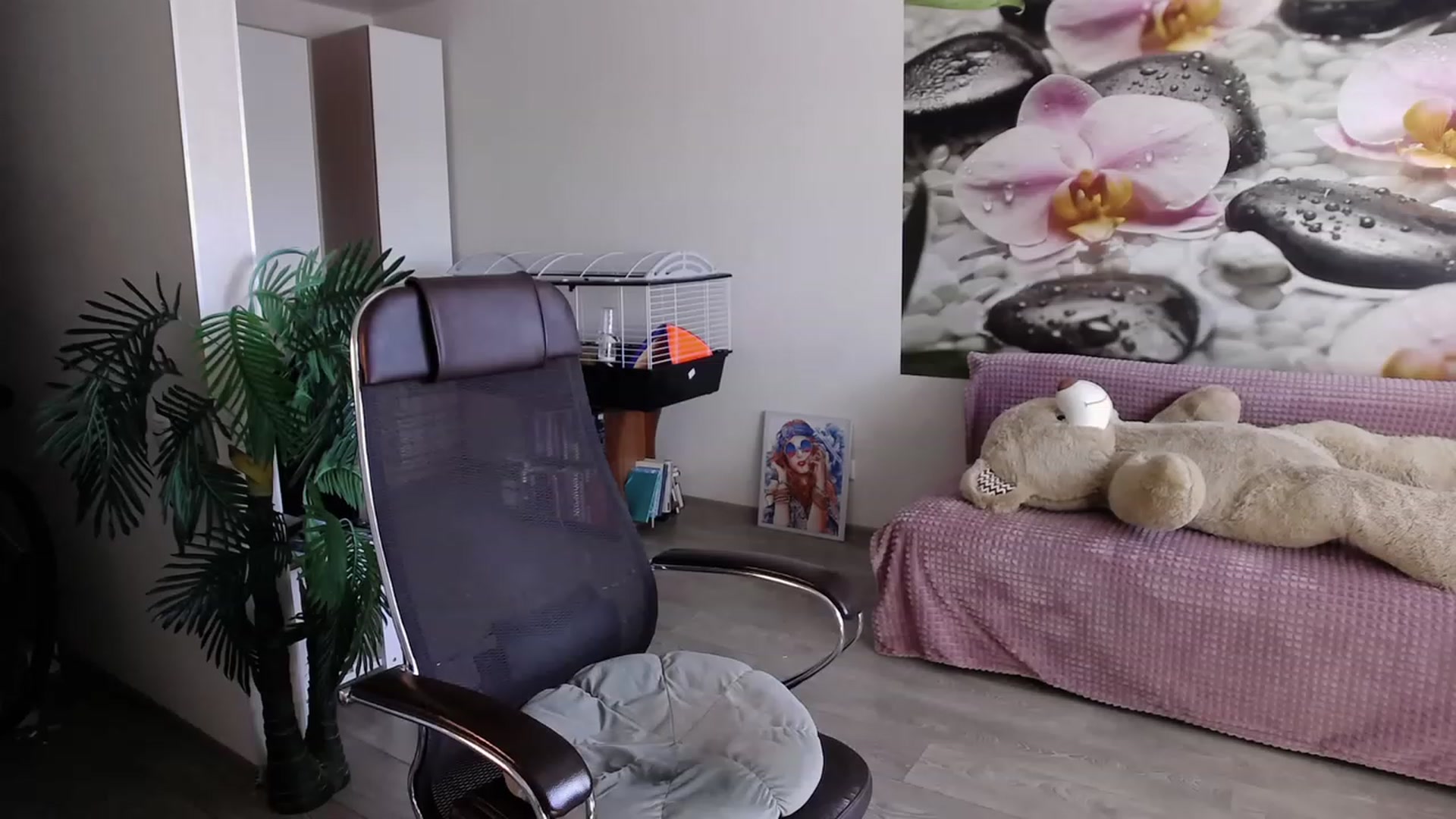 Gallery image thumbnail from HoneyIAmHome's myfreecams stream on, 06/15/2023, 08:14 image 16 of 20