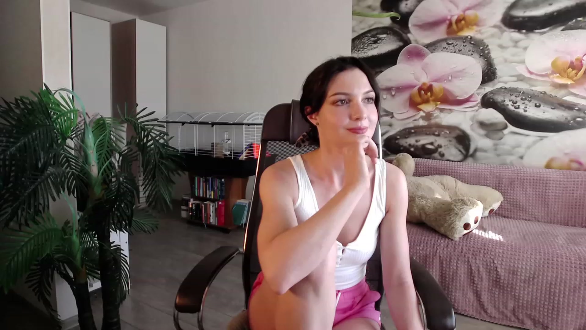 Gallery image thumbnail from HoneyIAmHome's myfreecams stream on, 06/19/2023, 09:18 image 15 of 20