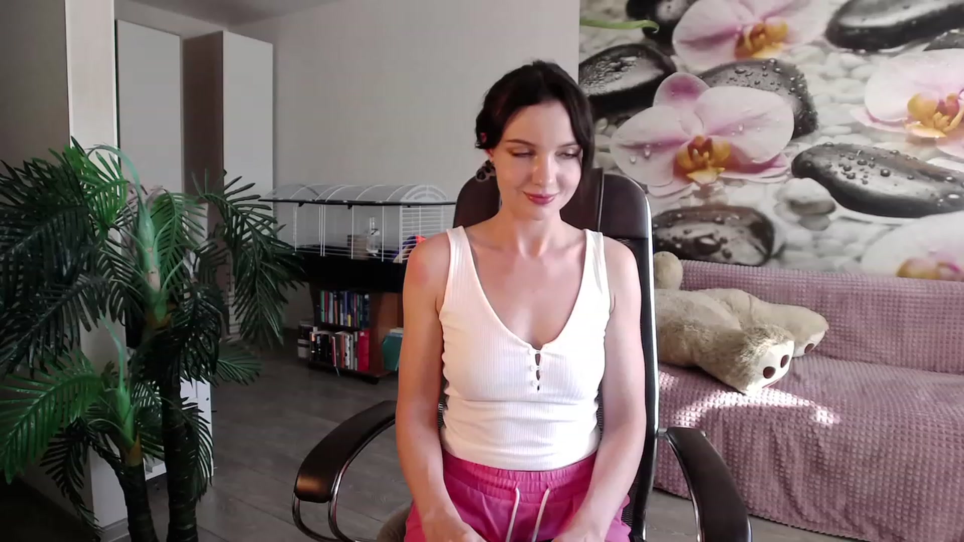 Gallery image thumbnail from HoneyIAmHome's myfreecams stream on, 06/19/2023, 09:18 image 12 of 20