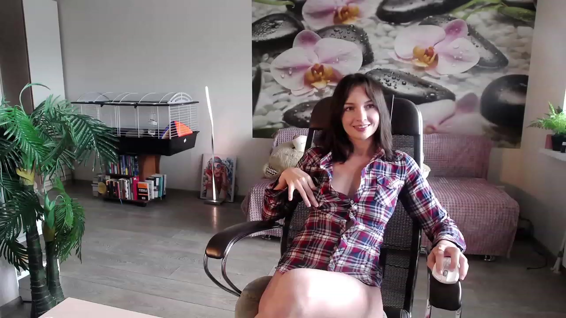 Gallery image thumbnail from HoneyIAmHome's myfreecams stream on, 07/13/2023, 07:32 image 8 of 20