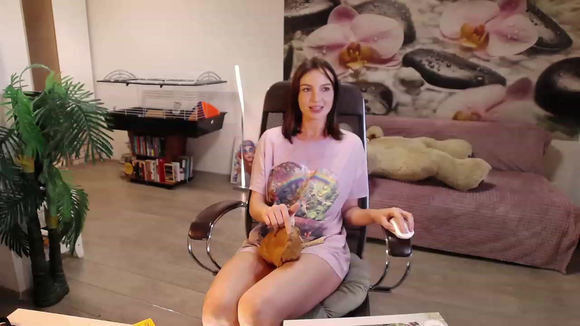 Gallery image thumbnail from HoneyIAmHome's myfreecams stream on, 07/15/2023, 10:57 image 8 of 20