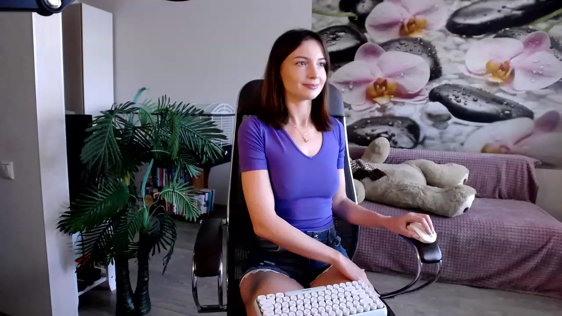 Gallery image thumbnail from HoneyIAmHome's myfreecams stream on, 08/06/2023, 04:56 image 3 of 20