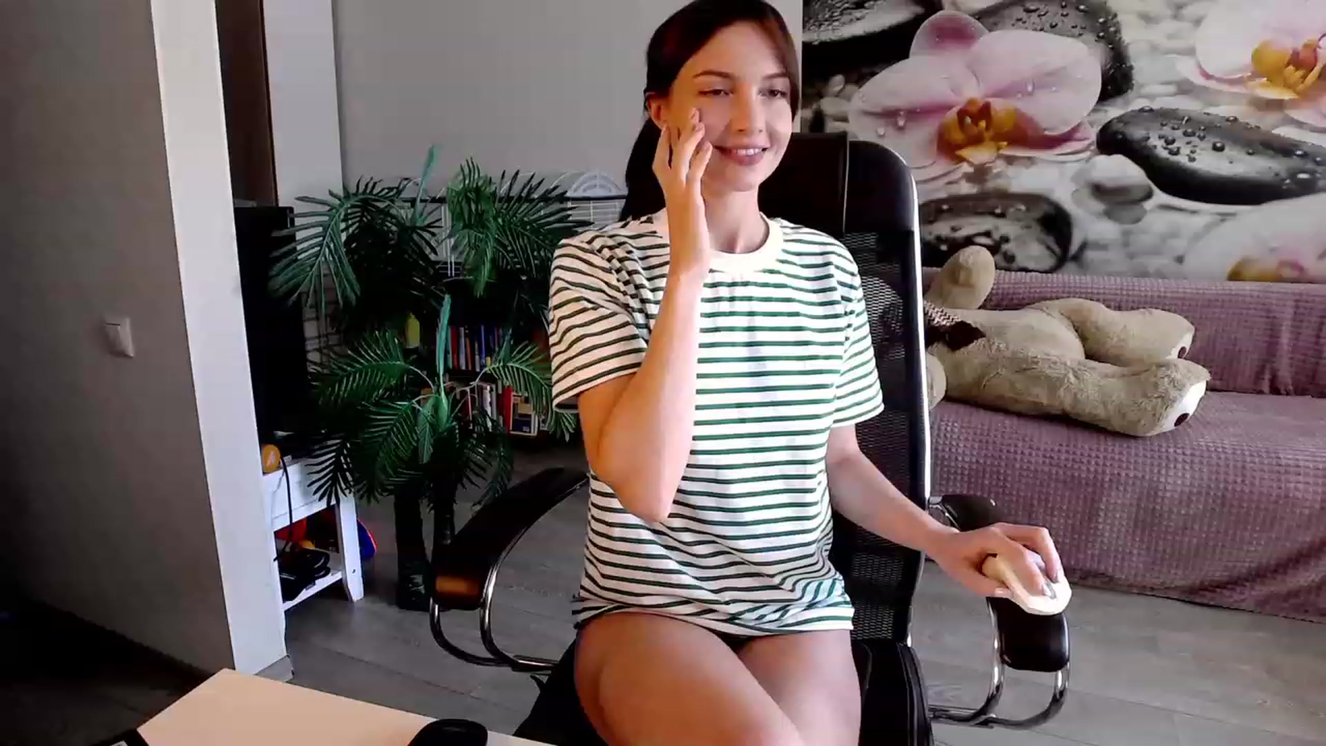 Gallery image thumbnail from HoneyIAmHome's myfreecams stream on, 08/06/2023, 06:32 image 16 of 20