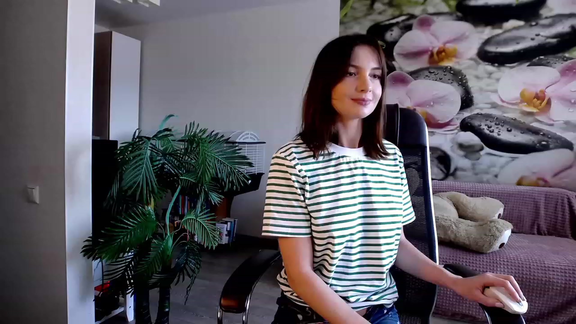 Gallery image thumbnail from HoneyIAmHome's myfreecams stream on, 08/06/2023, 06:32 image 5 of 20