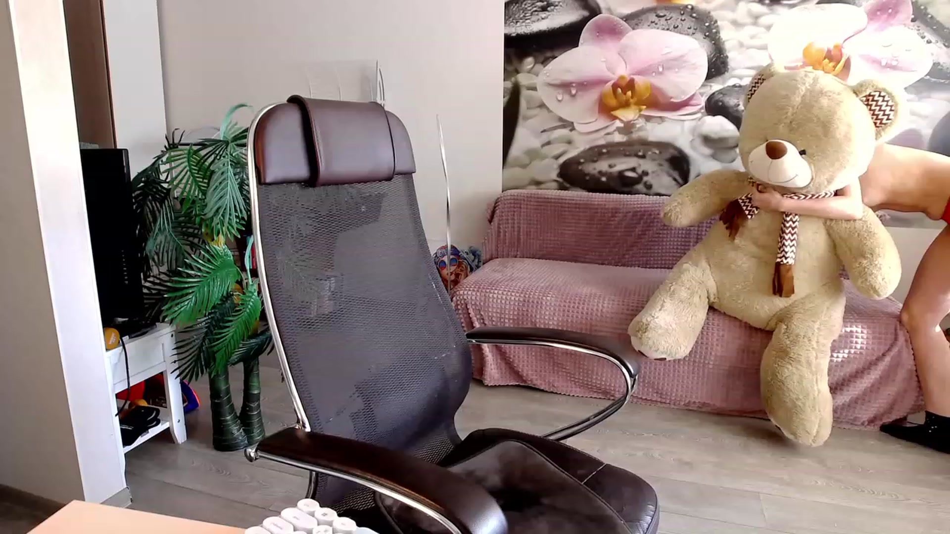 Gallery image thumbnail from HoneyIAmHome's myfreecams stream on, 08/06/2023, 08:43 image 9 of 20