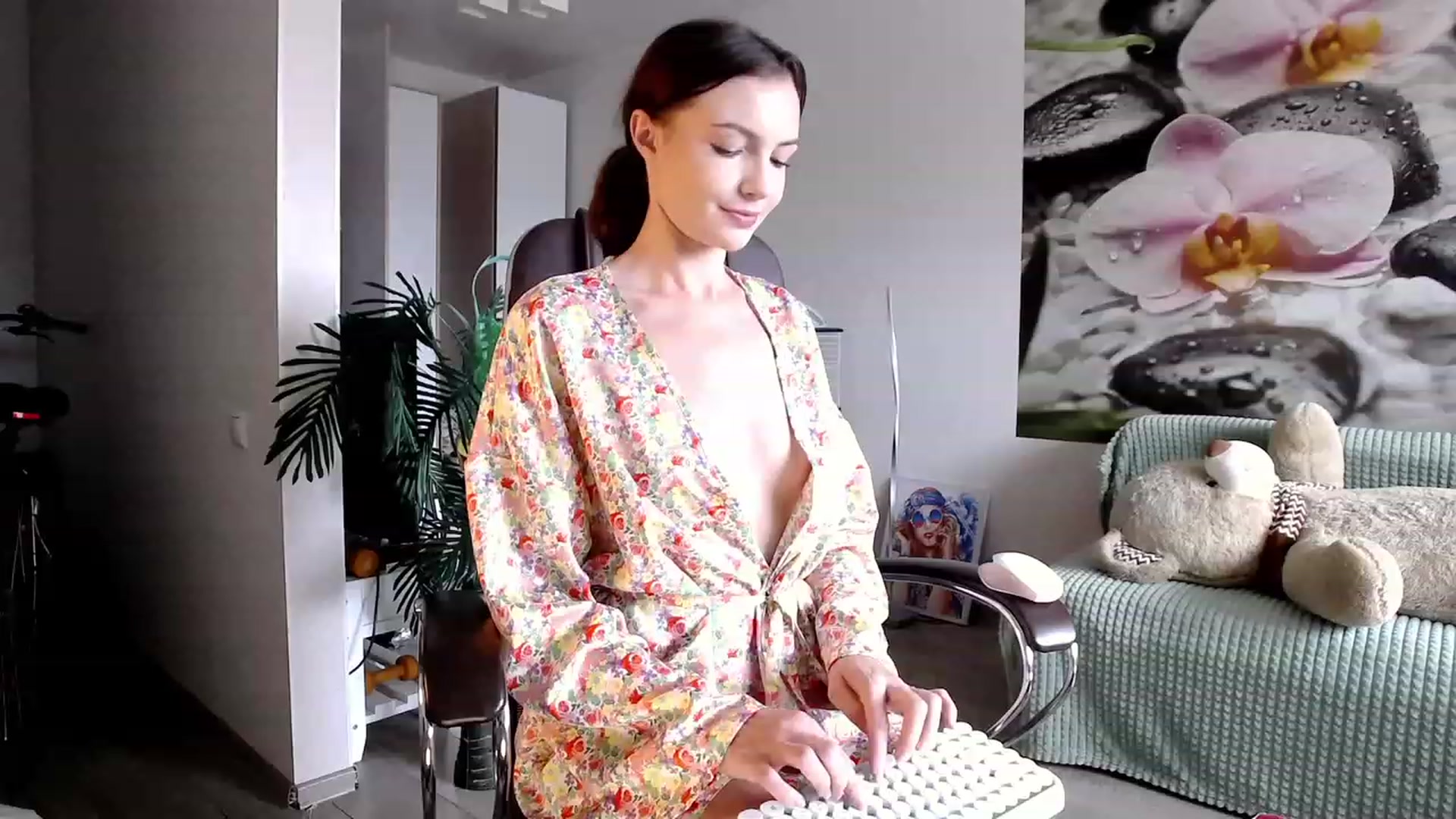 Gallery image thumbnail from HoneyIAmHome's myfreecams stream on, 08/23/2023, 05:13 image 19 of 20