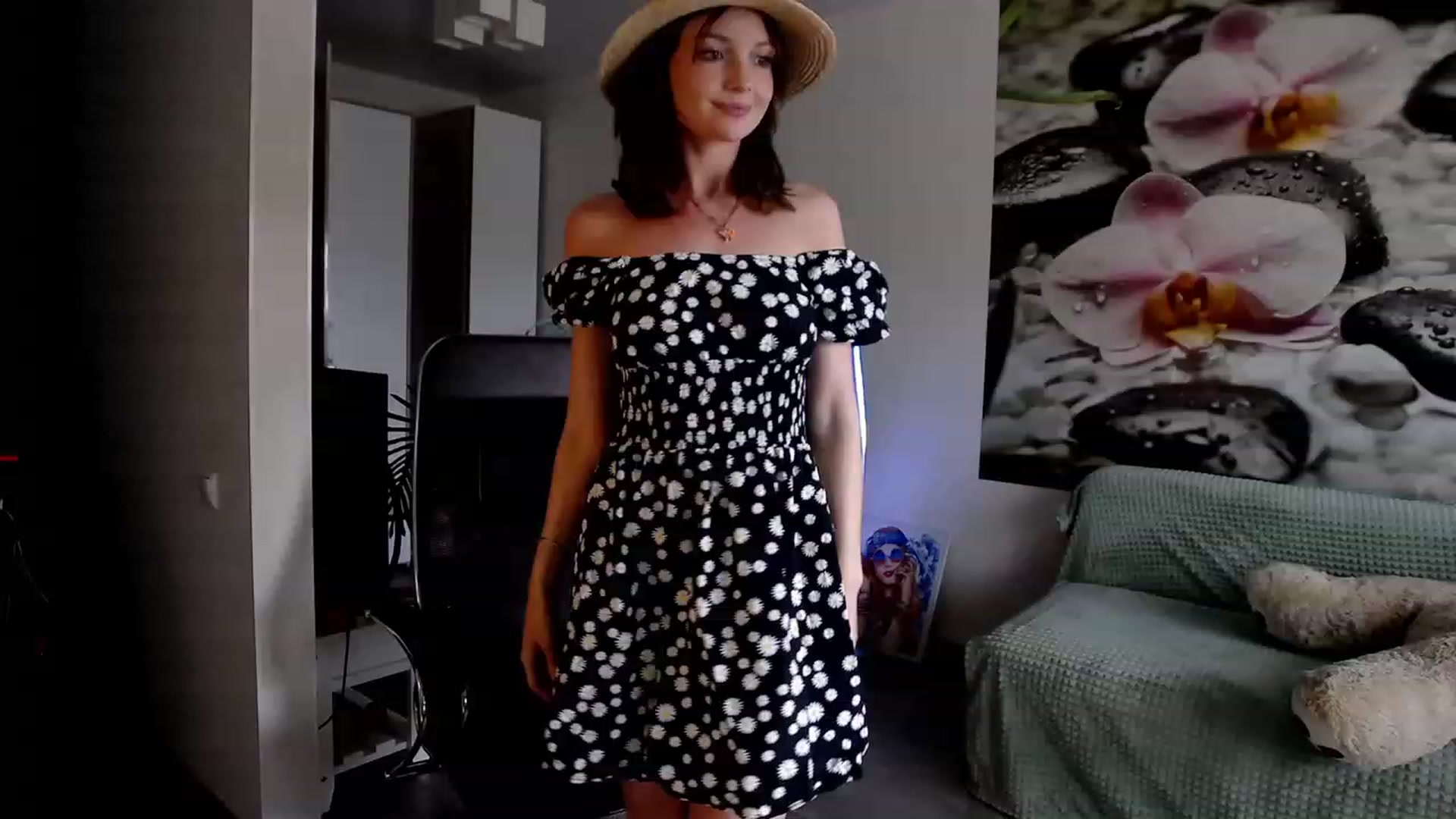 Gallery image thumbnail from HoneyIAmHome's myfreecams stream on, 08/27/2023, 08:36 image 1 of 20