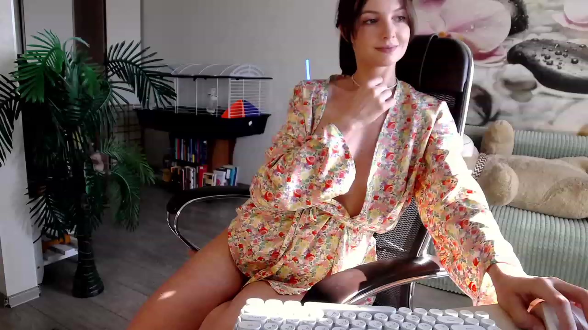 Gallery image thumbnail from HoneyIAmHome's myfreecams stream on, 09/03/2023, 07:37 image 7 of 20