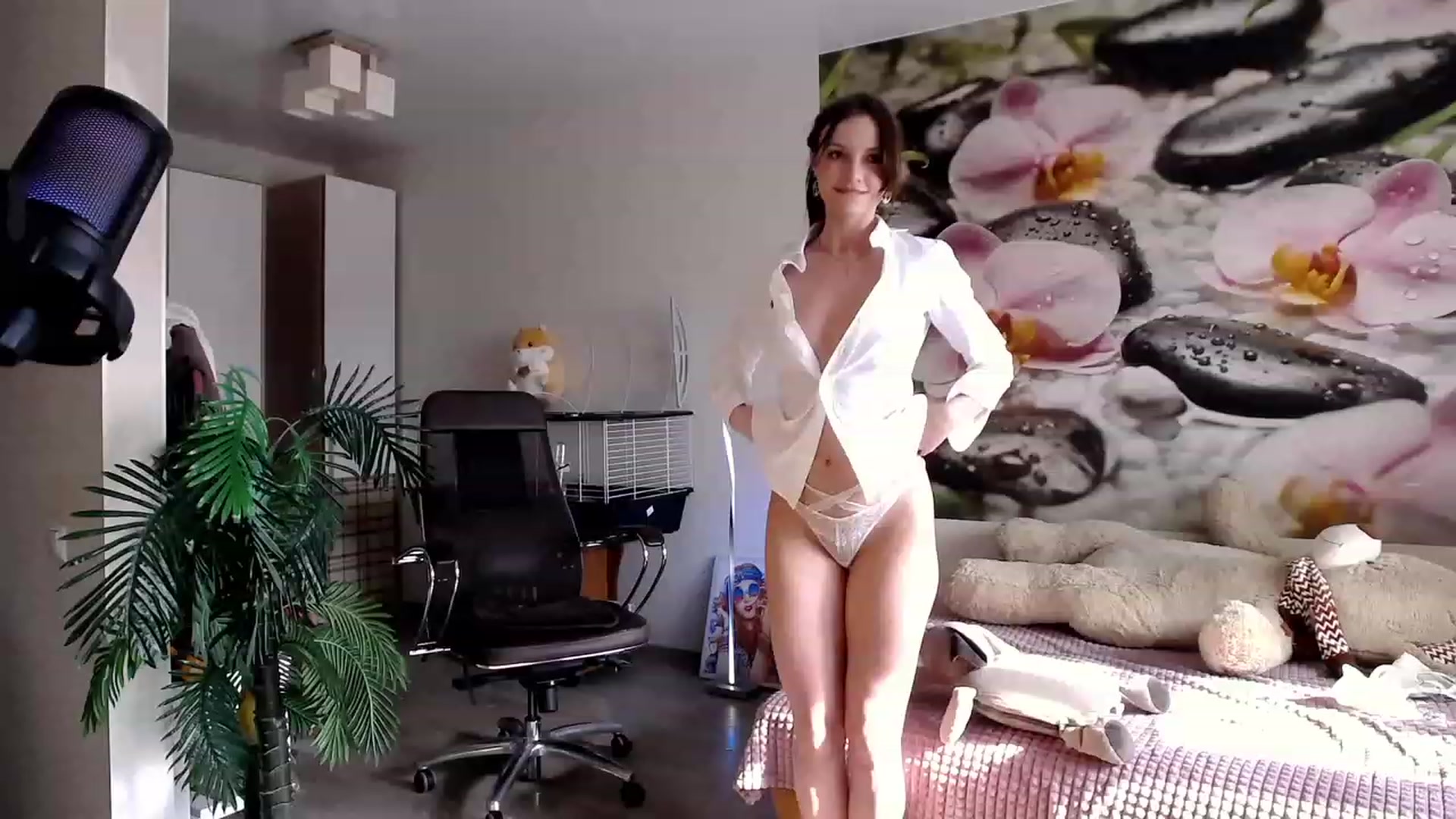 Gallery image thumbnail from HoneyIAmHome's myfreecams stream on, 09/25/2023, 07:36 image 7 of 20