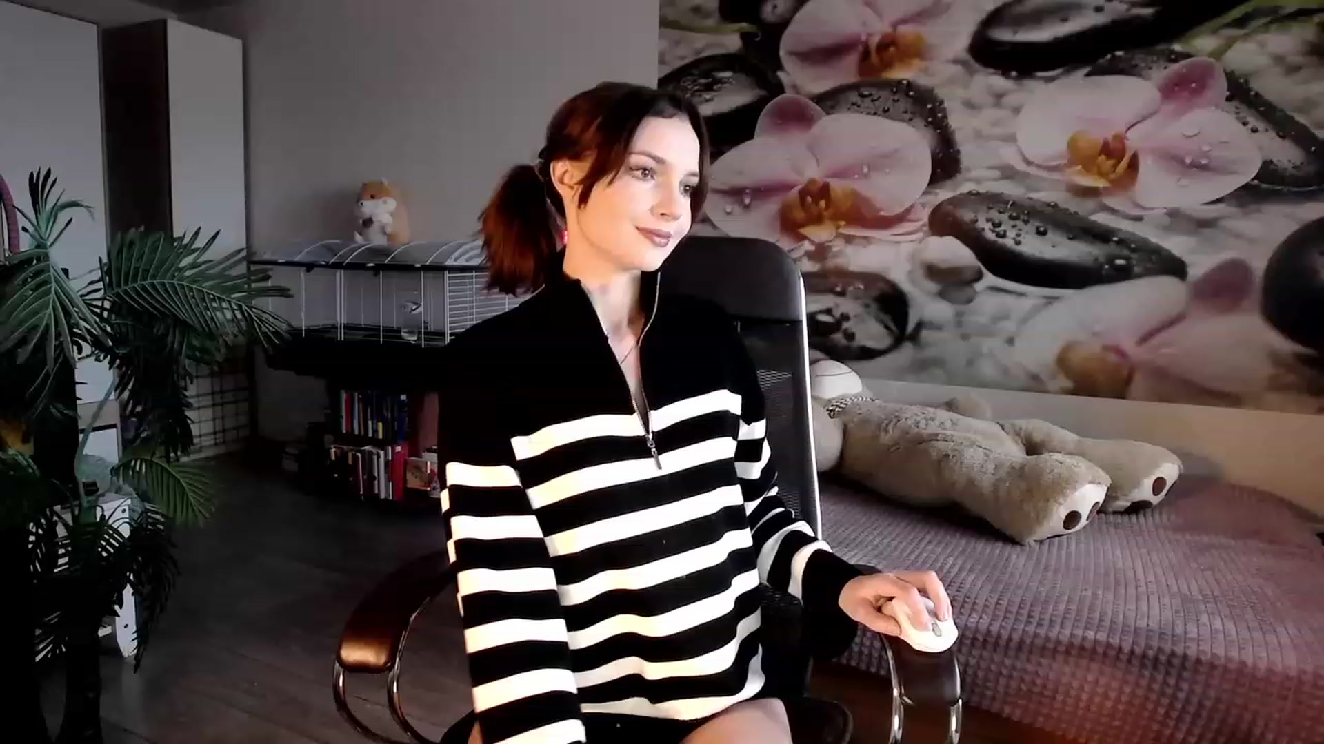 Gallery image thumbnail from HoneyIAmHome's myfreecams stream on, 10/01/2023, 05:54 image 1 of 20