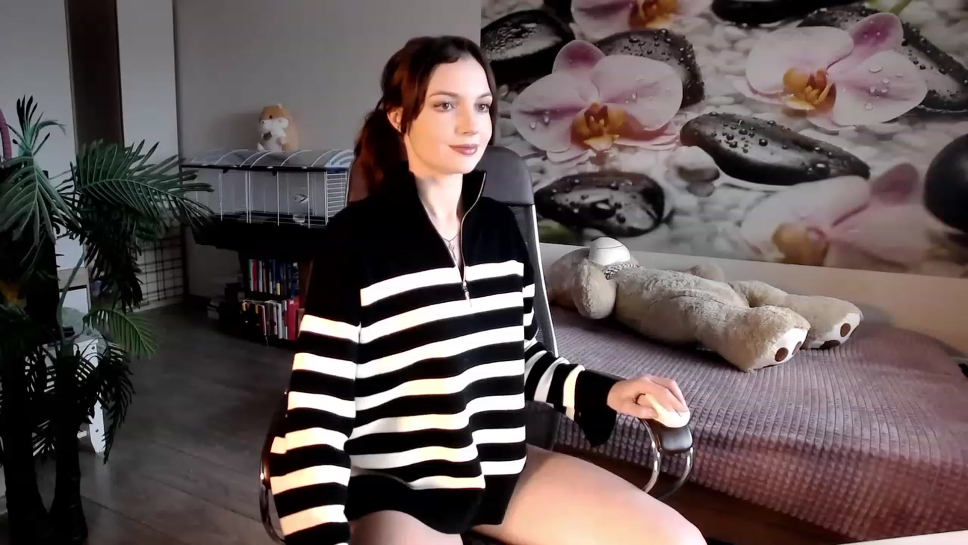 Gallery image thumbnail from HoneyIAmHome's myfreecams stream on, 10/01/2023, 05:54 image 3 of 20