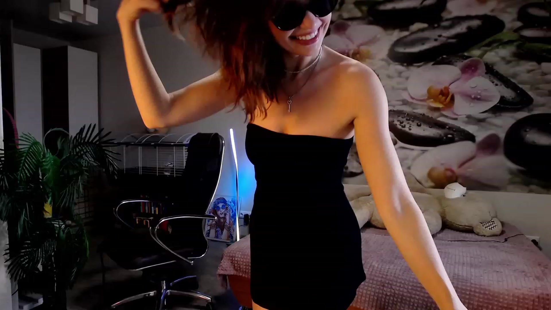 Gallery image thumbnail from HoneyIAmHome's myfreecams stream on, 10/04/2023, 07:39 image 10 of 20