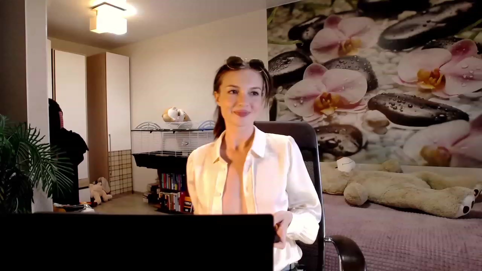 Gallery image thumbnail from HoneyIAmHome's myfreecams stream on, 10/16/2023, 07:18 image 15 of 20