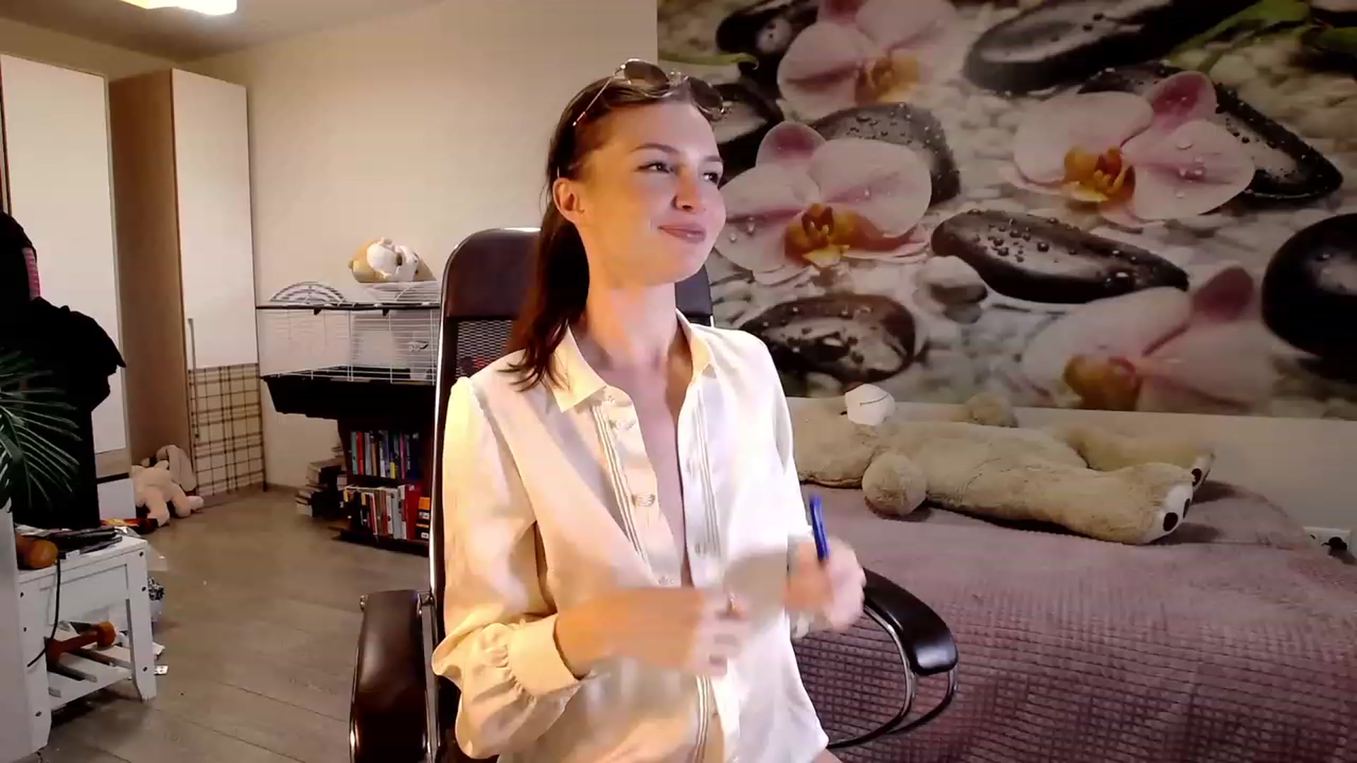 Gallery image thumbnail from HoneyIAmHome's myfreecams stream on, 10/16/2023, 07:18 image 9 of 20