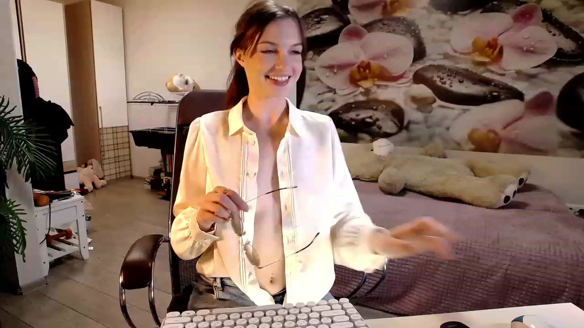 Gallery image thumbnail from HoneyIAmHome's myfreecams stream on, 10/16/2023, 07:18 image 18 of 20