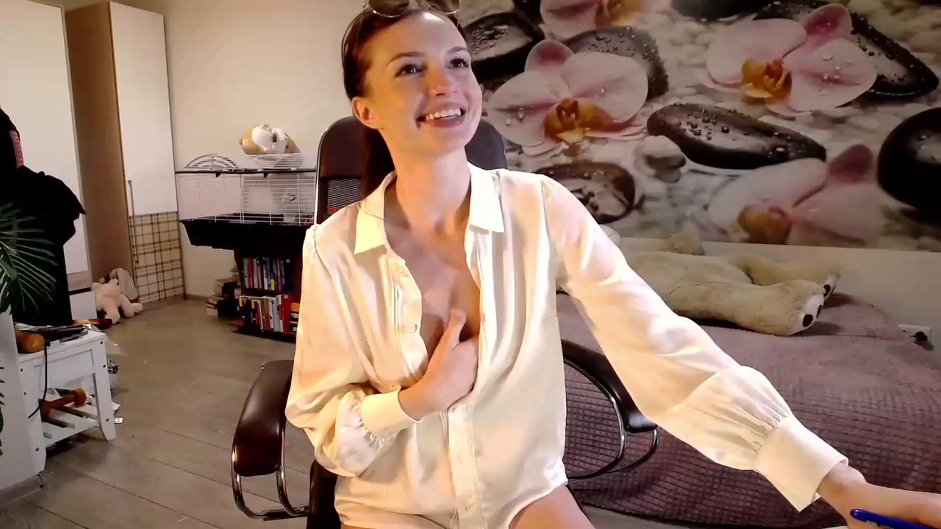 Gallery image thumbnail from HoneyIAmHome's myfreecams stream on, 10/16/2023, 07:18 image 7 of 20