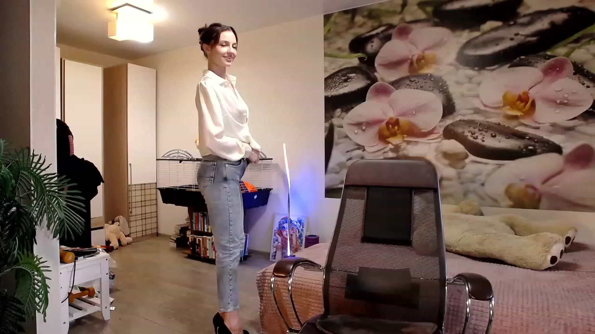 Gallery image thumbnail from HoneyIAmHome's myfreecams stream on, 10/16/2023, 08:08 image 2 of 20
