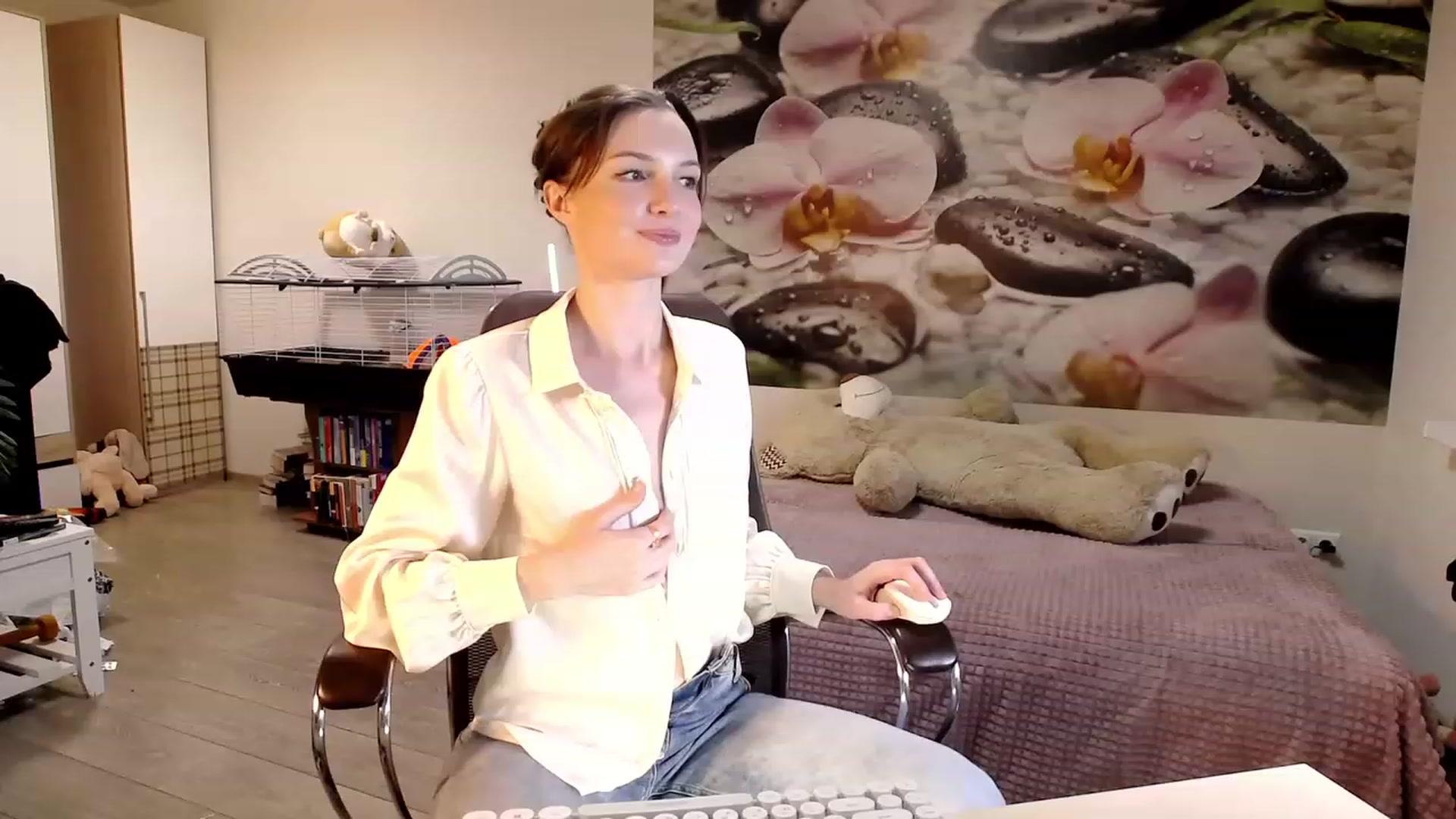 Gallery image thumbnail from HoneyIAmHome's myfreecams stream on, 10/16/2023, 08:08 image 1 of 20