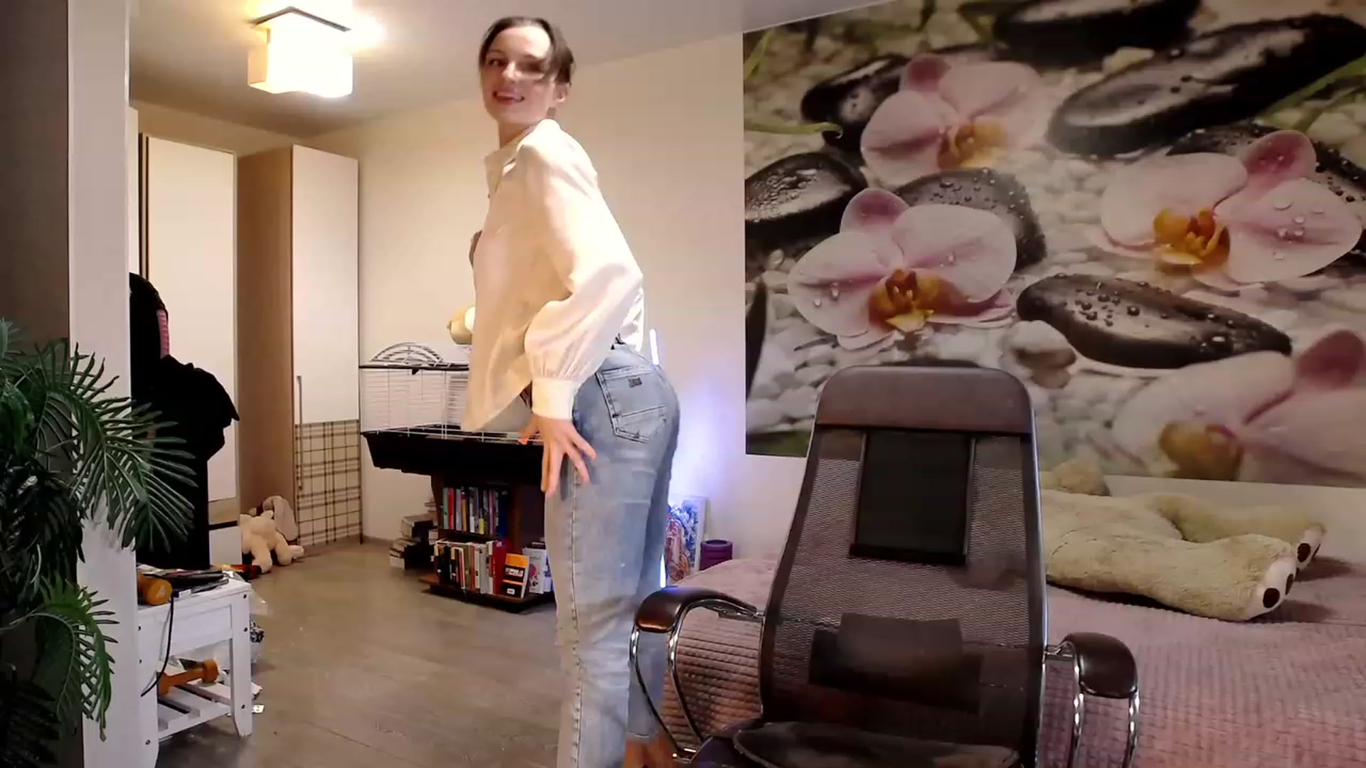 Gallery image thumbnail from HoneyIAmHome's myfreecams stream on, 10/16/2023, 08:08 image 3 of 20