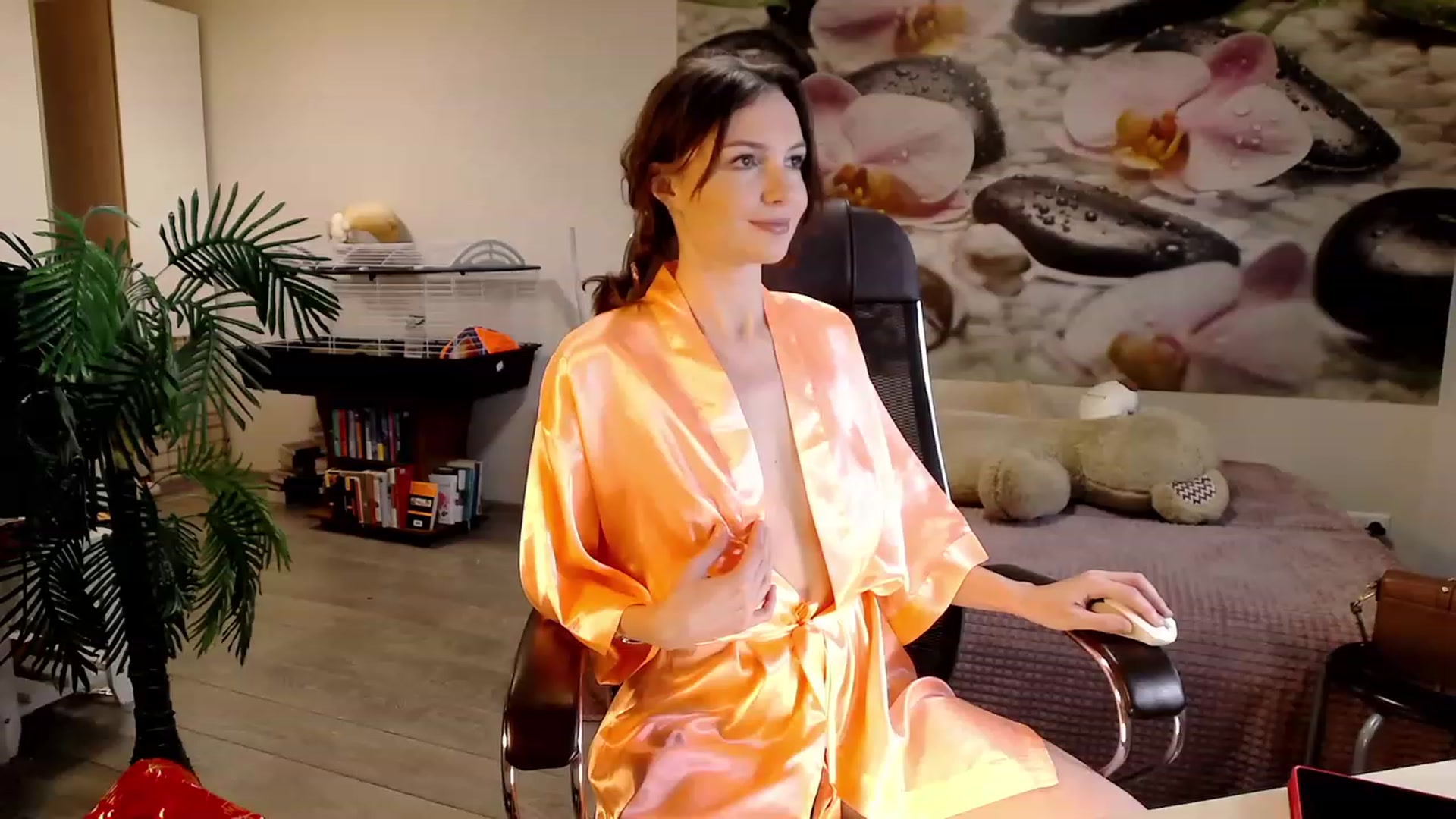 Gallery image thumbnail from HoneyIAmHome's myfreecams stream on, 10/18/2023, 06:05 image 12 of 20