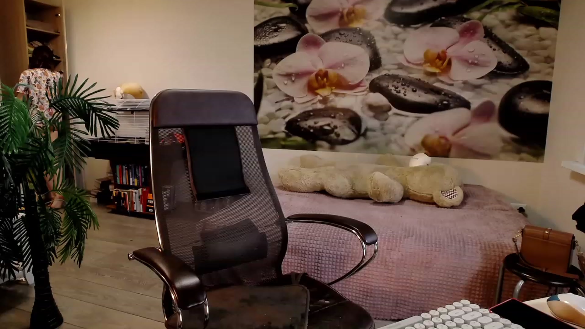 Gallery image thumbnail from HoneyIAmHome's myfreecams stream on, 10/18/2023, 08:01 image 4 of 20