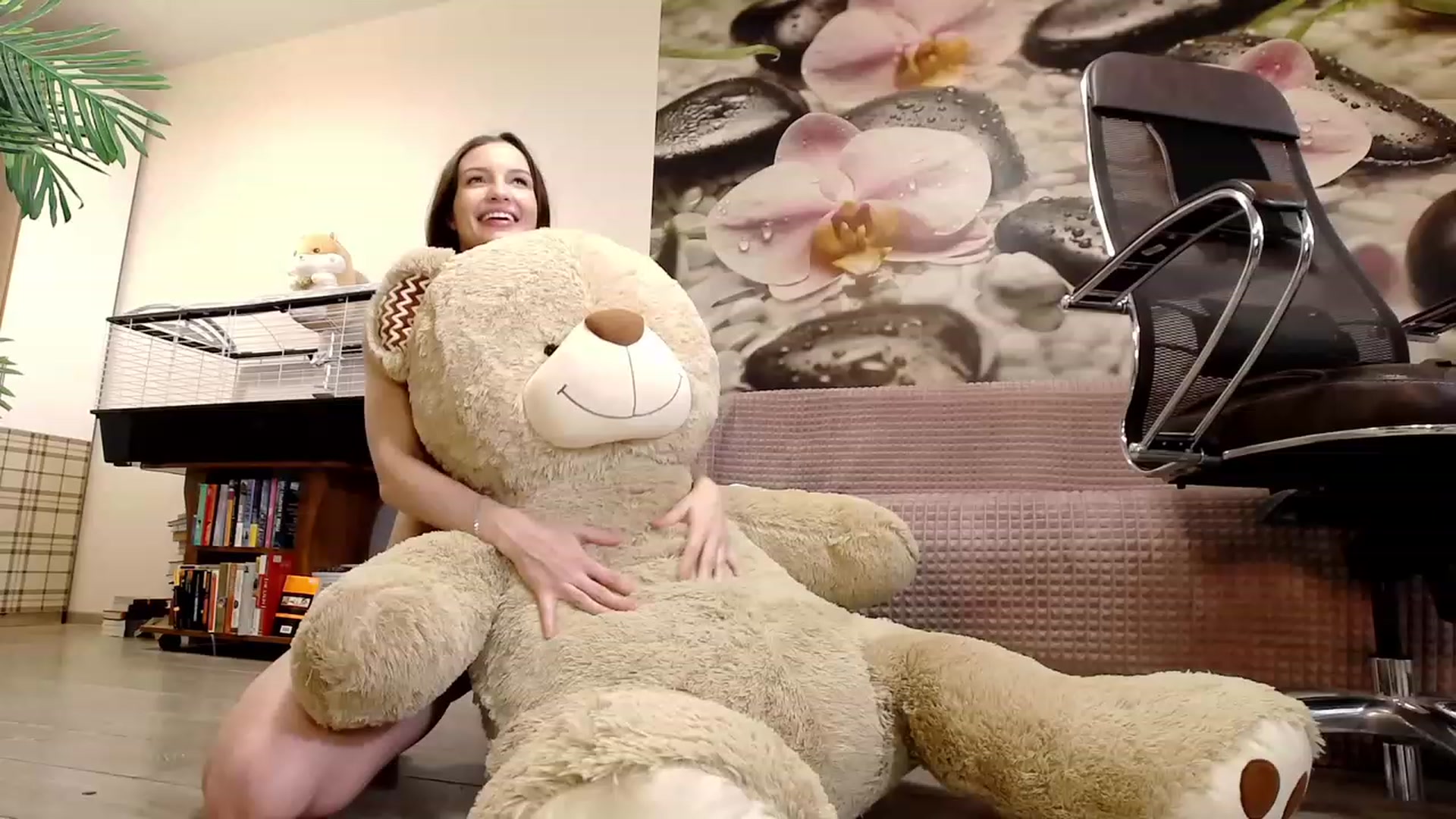 Gallery image thumbnail from HoneyIAmHome's myfreecams stream on, 10/22/2023, 08:32 image 9 of 20