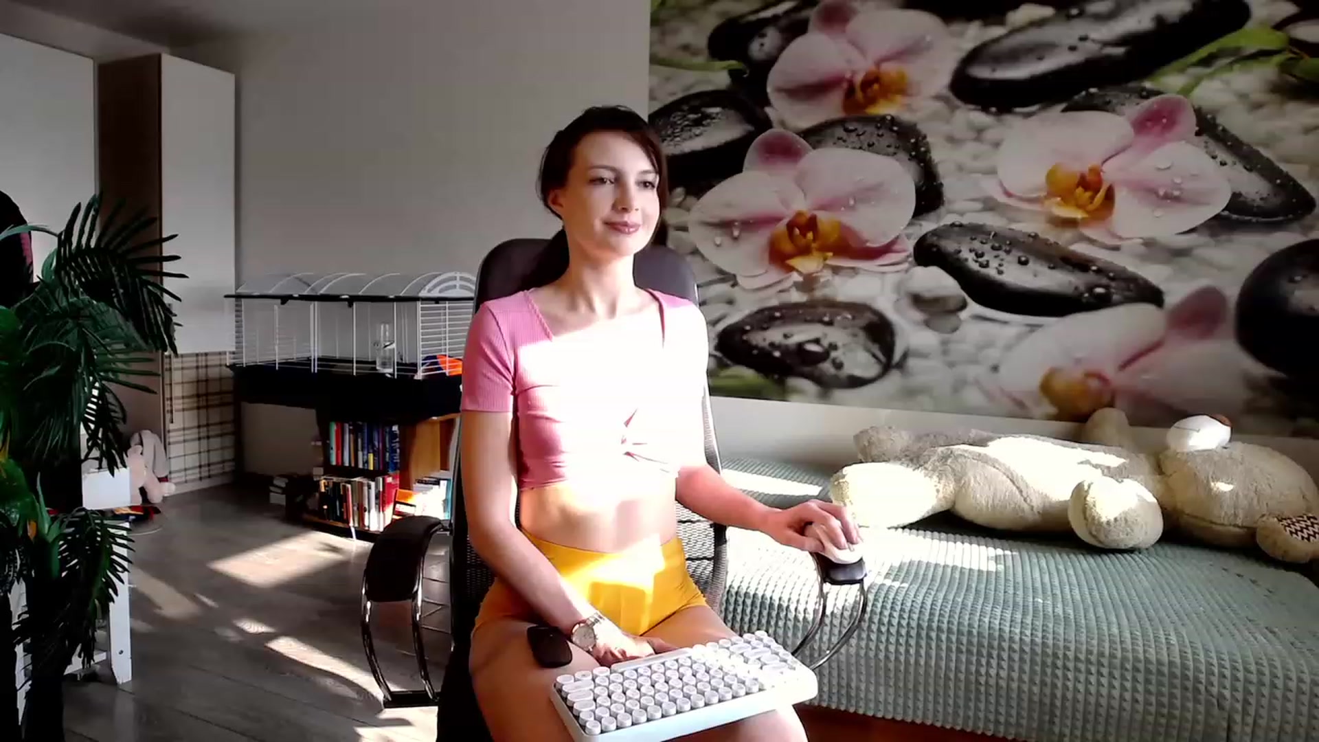 Gallery image thumbnail from HoneyIAmHome's myfreecams stream on, 10/25/2023, 07:36 image 4 of 20