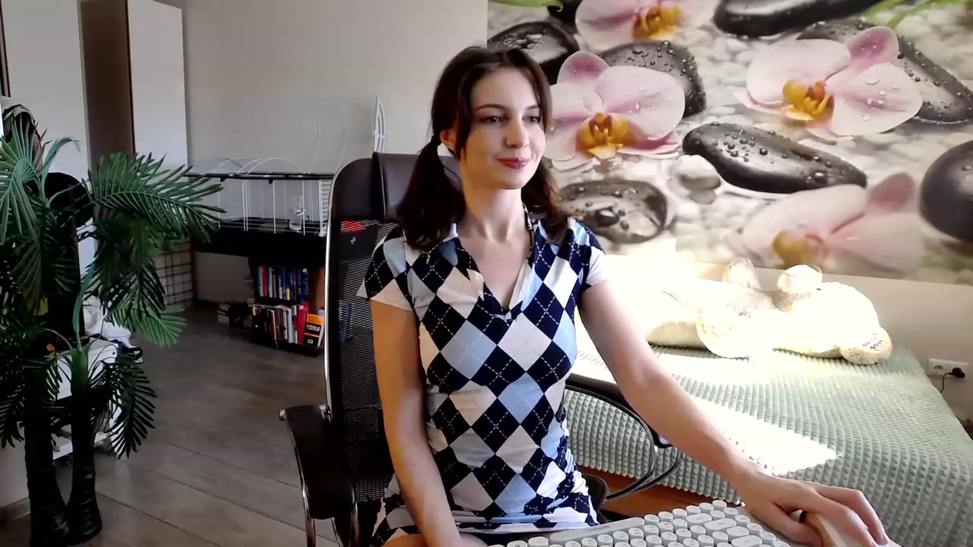 Gallery image thumbnail from HoneyIAmHome's myfreecams stream on, 10/28/2023, 04:18 image 17 of 20