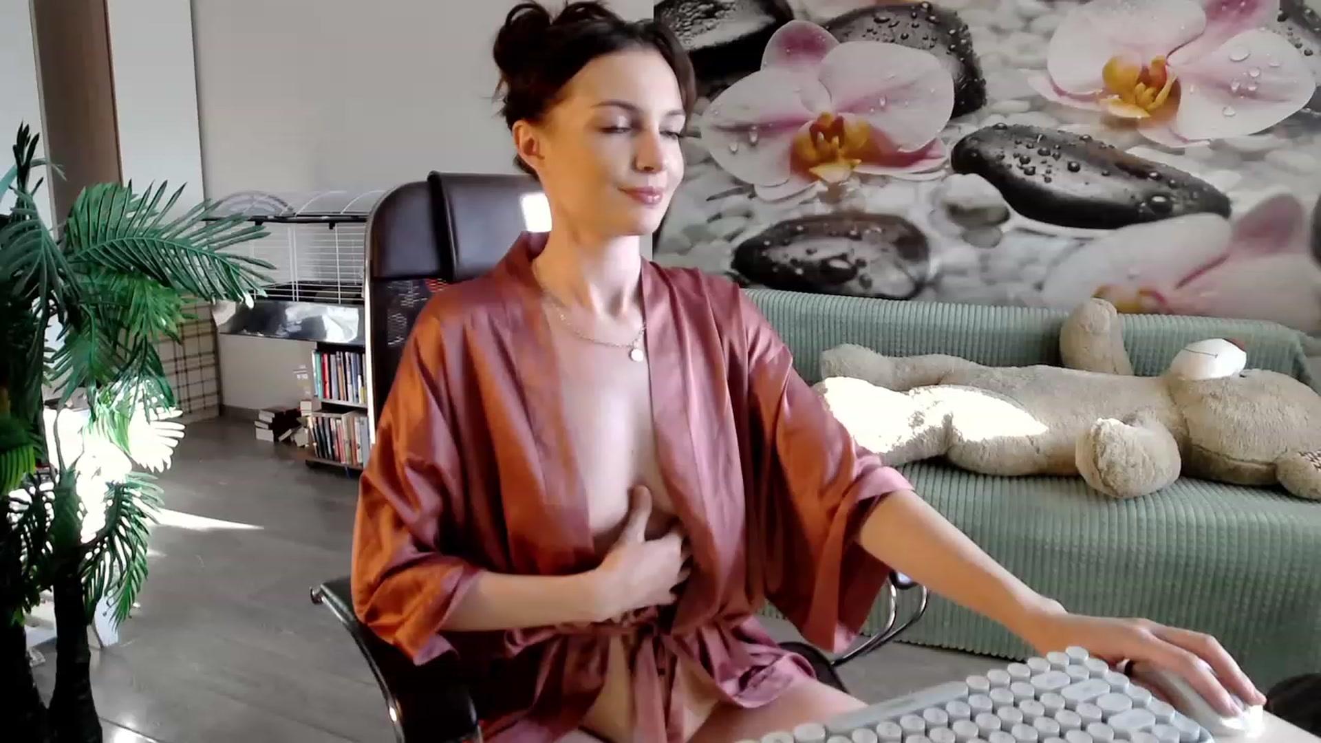 Gallery image thumbnail from HoneyIAmHome's myfreecams stream on, 10/29/2023, 06:11 image 12 of 20