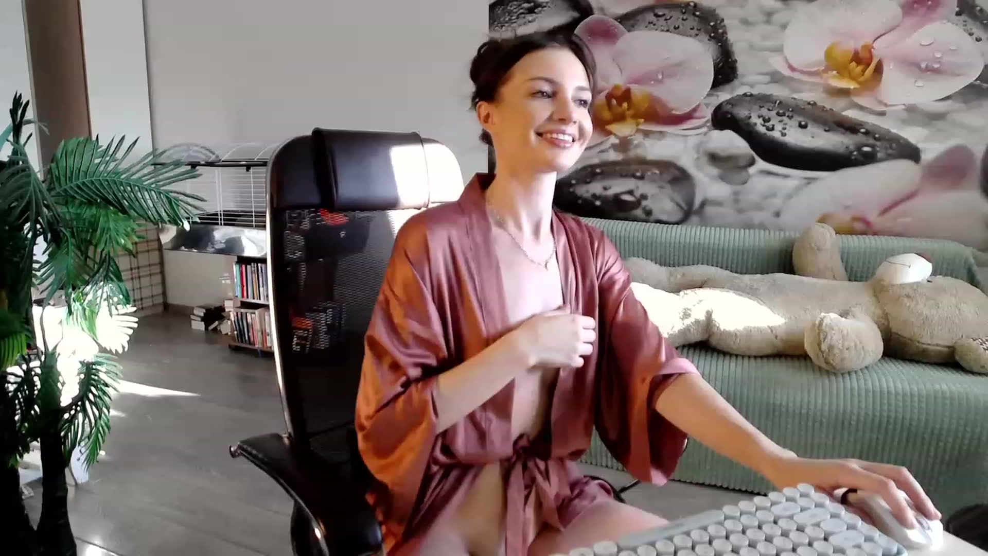 Gallery image thumbnail from HoneyIAmHome's myfreecams stream on, 10/29/2023, 06:11 image 11 of 20