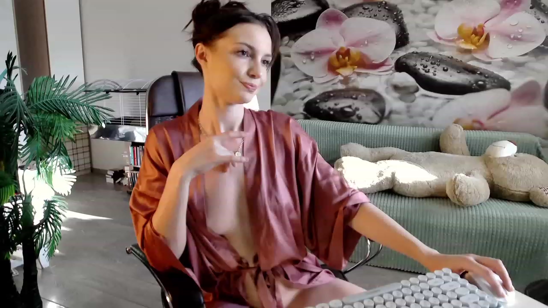 Gallery image thumbnail from HoneyIAmHome's myfreecams stream on, 10/29/2023, 06:11 image 10 of 20