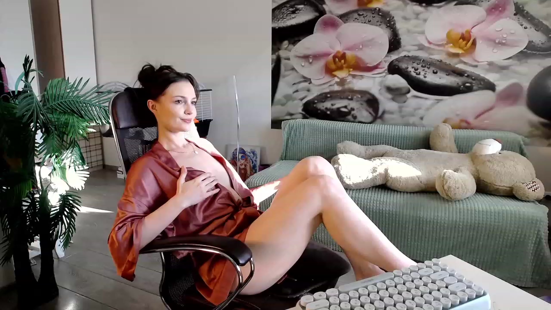Gallery image thumbnail from HoneyIAmHome's myfreecams stream on, 10/29/2023, 06:11 image 17 of 20