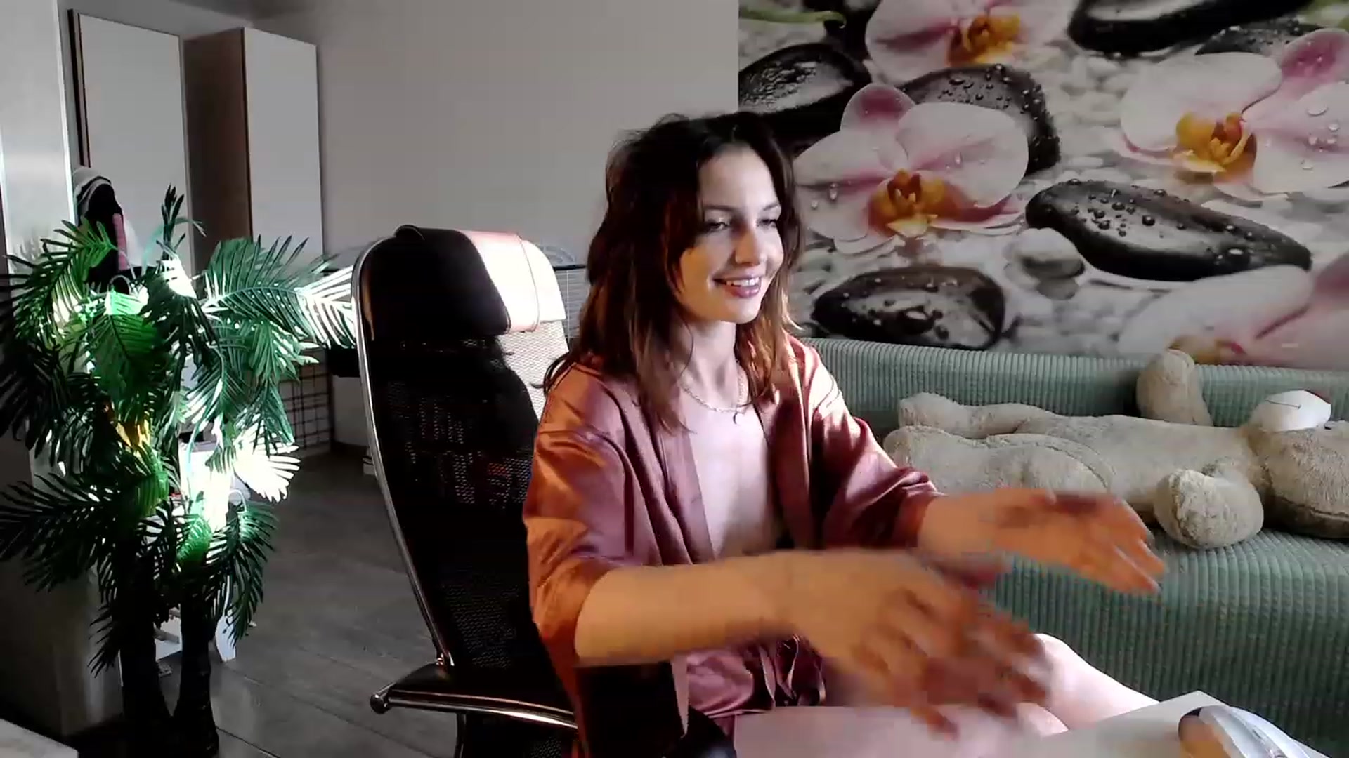 Gallery image thumbnail from HoneyIAmHome's myfreecams stream on, 10/29/2023, 06:49 image 12 of 20