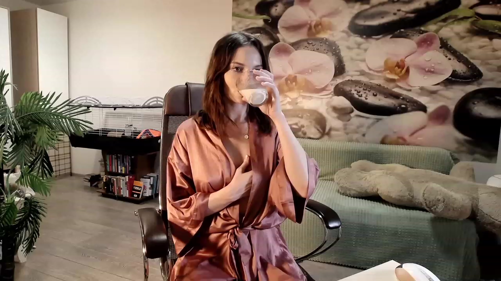 Gallery image thumbnail from HoneyIAmHome's myfreecams stream on, 10/29/2023, 08:32 image 6 of 20