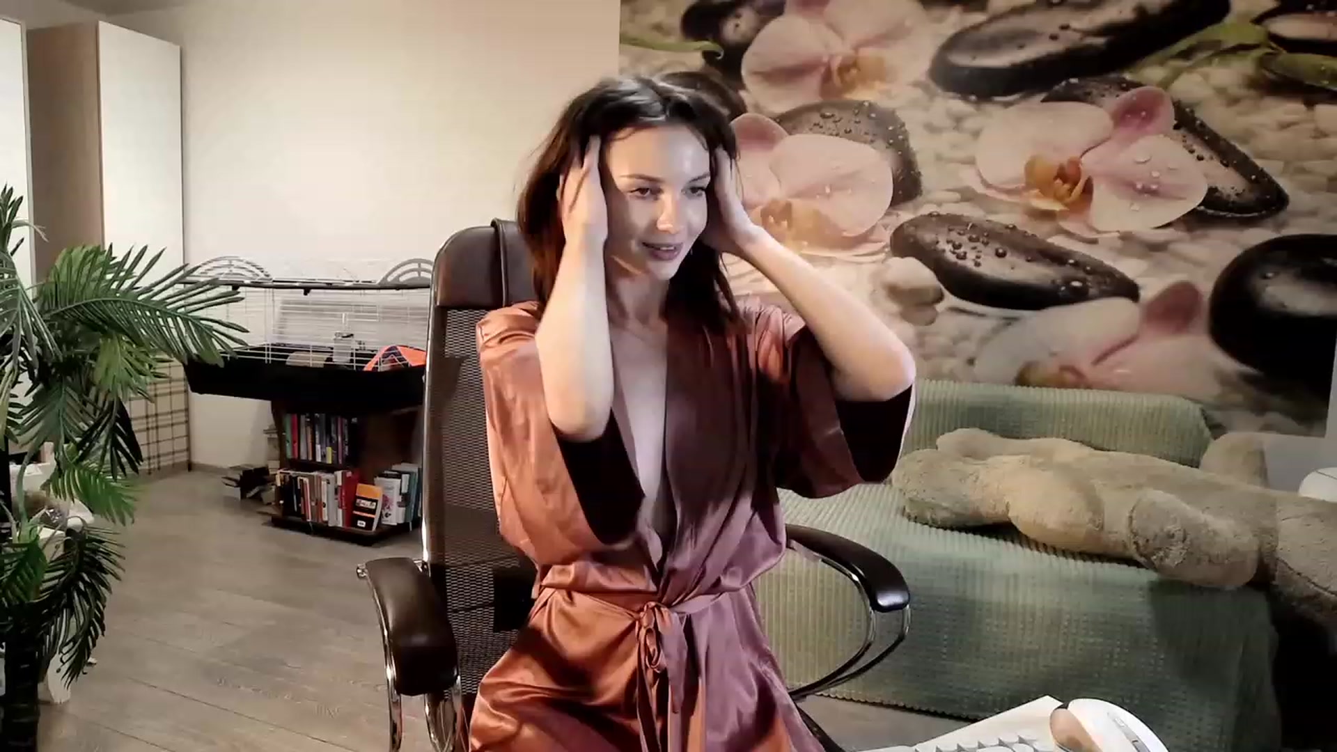 Gallery image thumbnail from HoneyIAmHome's myfreecams stream on, 10/29/2023, 08:32 image 1 of 20